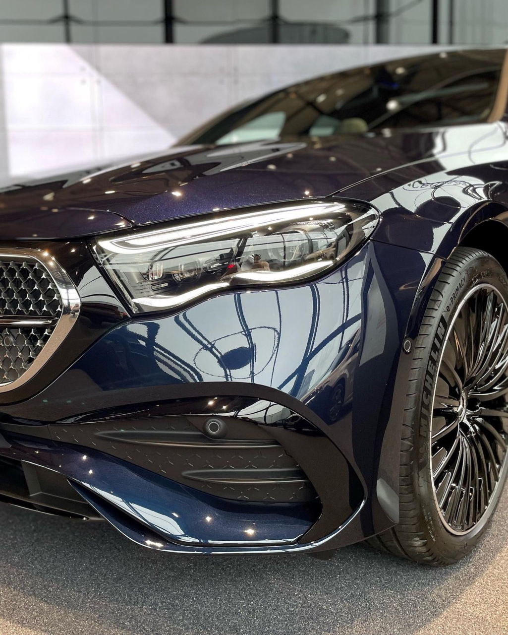 静态实拍奔驰e300e,黑色外观质感爆表,内饰也是相当豪华,如果不考虑