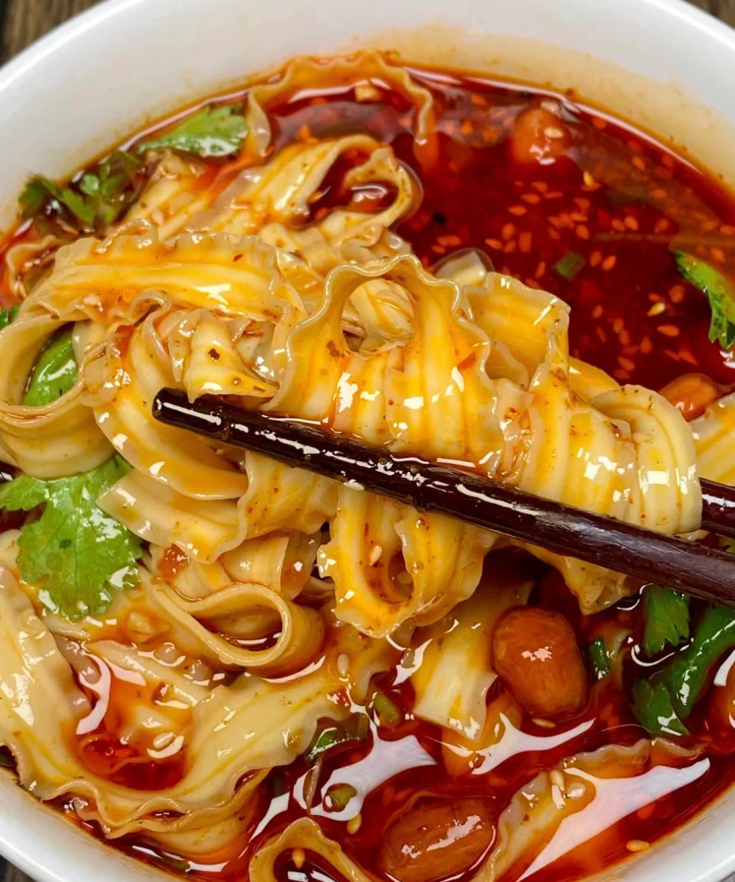 酸汤刀削面  食材:刀削面,香菜,花生米 73做法: 1芝麻,蒜末,辣椒面