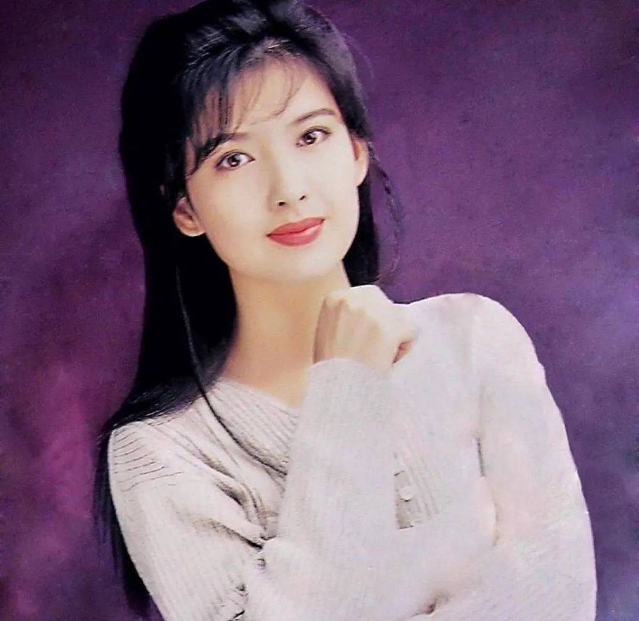 在1985年参加歌唱比赛后,周慧敏进入娱乐圈,并很快以演员的身份活跃