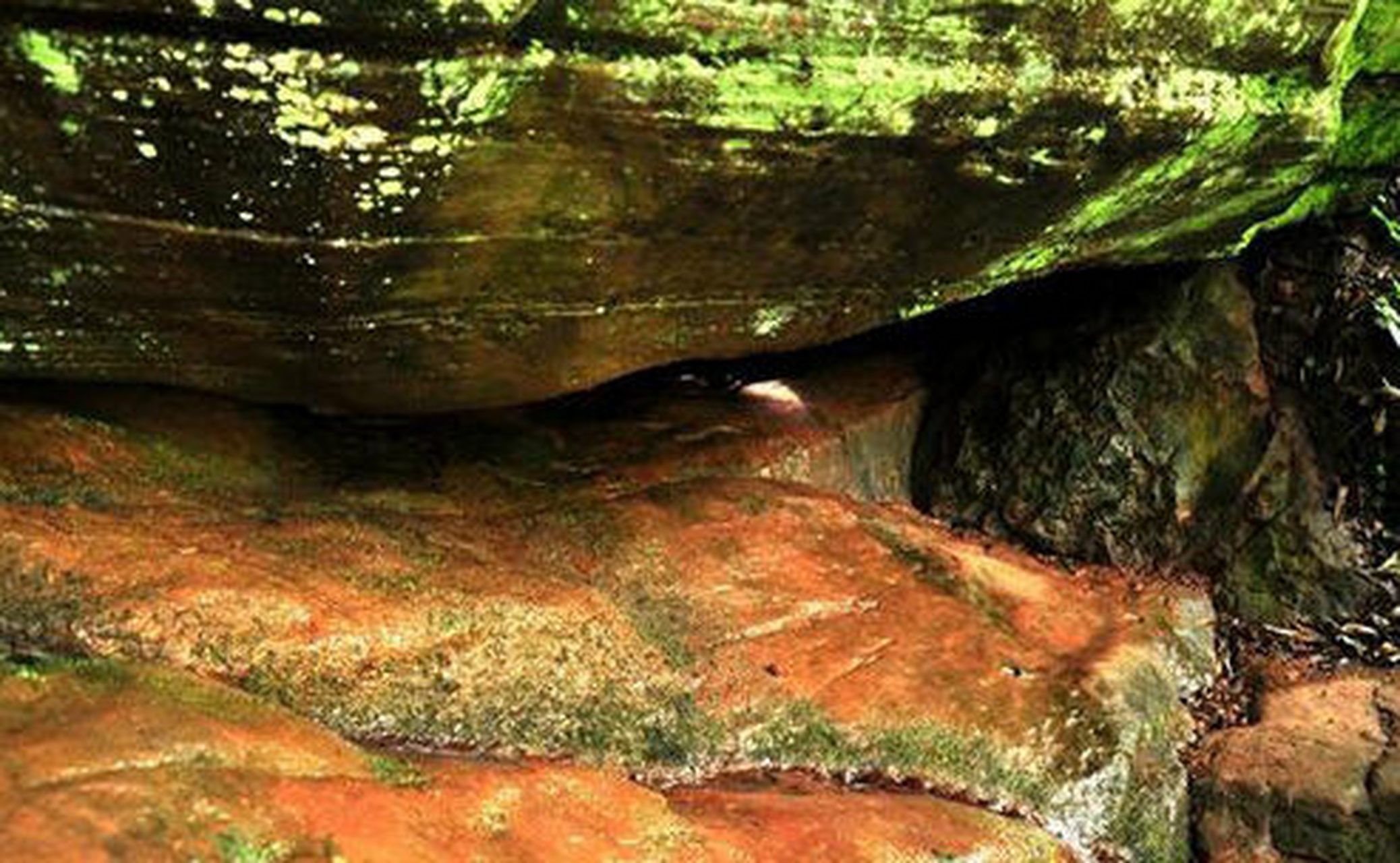 重庆阴阳洞是两个相连的洞,但一个洞口吹来暖风,另一个洞口却吹来冷风