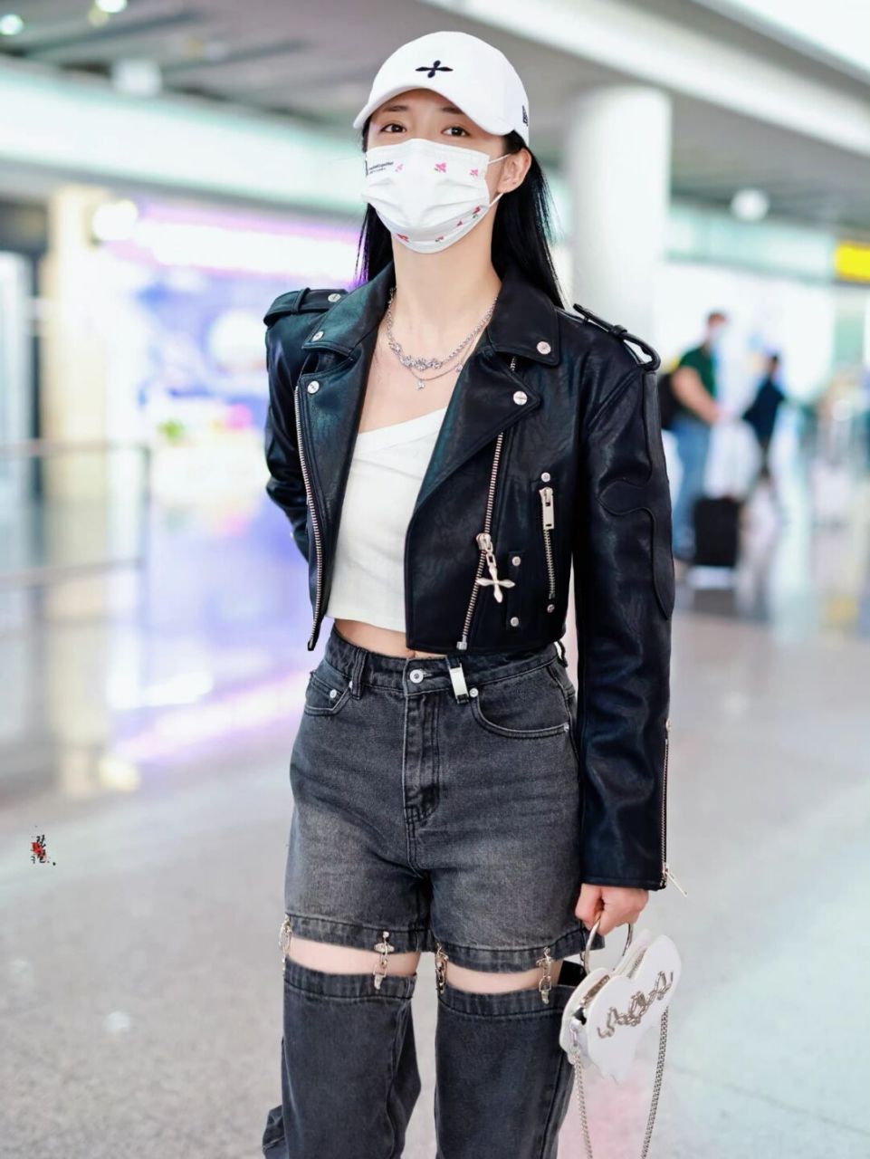 周洁琼私服look 机车风女生超酷哒!