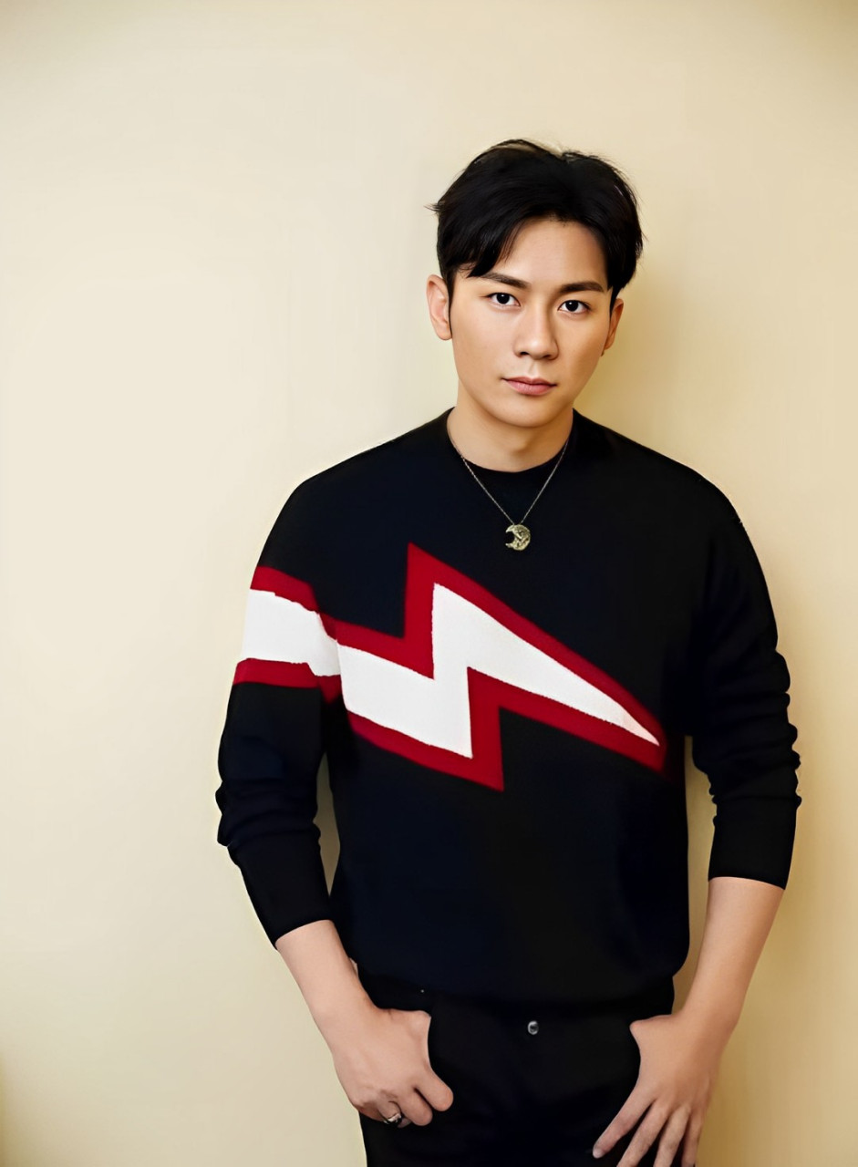 李晨的眉毛非常罕见,基本上是画的,他的发际线山和头发都是假的,妒乔