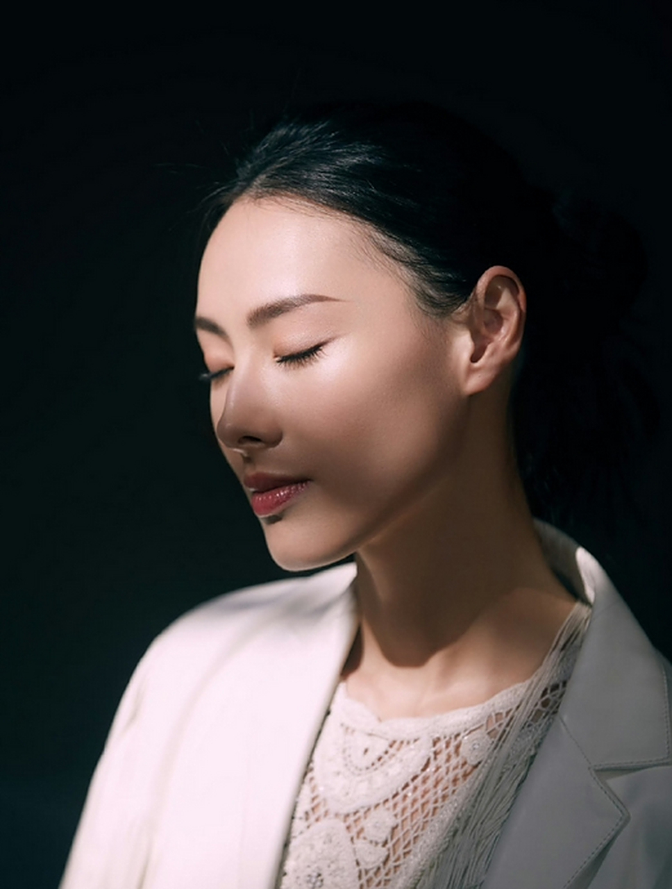 梁洛施,这位混血美人鼻子有欧美人的骨感,眉眼气质,下颌又有东方美人