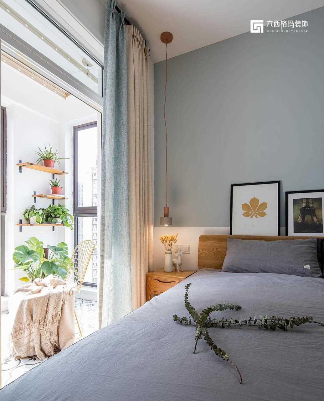 淡蓝色的墙面非常舒适宜人,窗帘选色与墙面颜色相呼应,整体空间显得