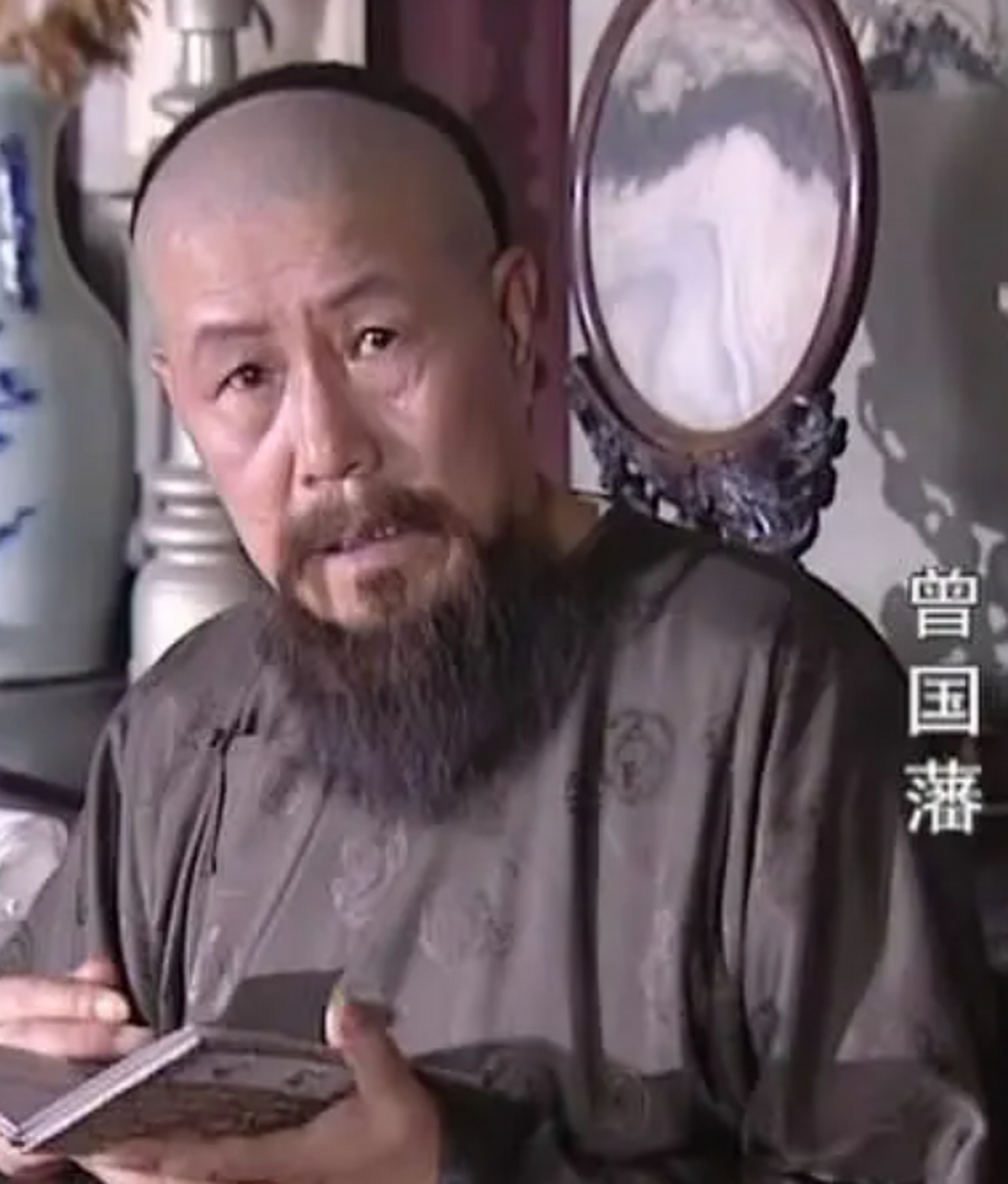 一天夜里,有人给曾国藩送来一年轻女子,曾国藩很喜欢.