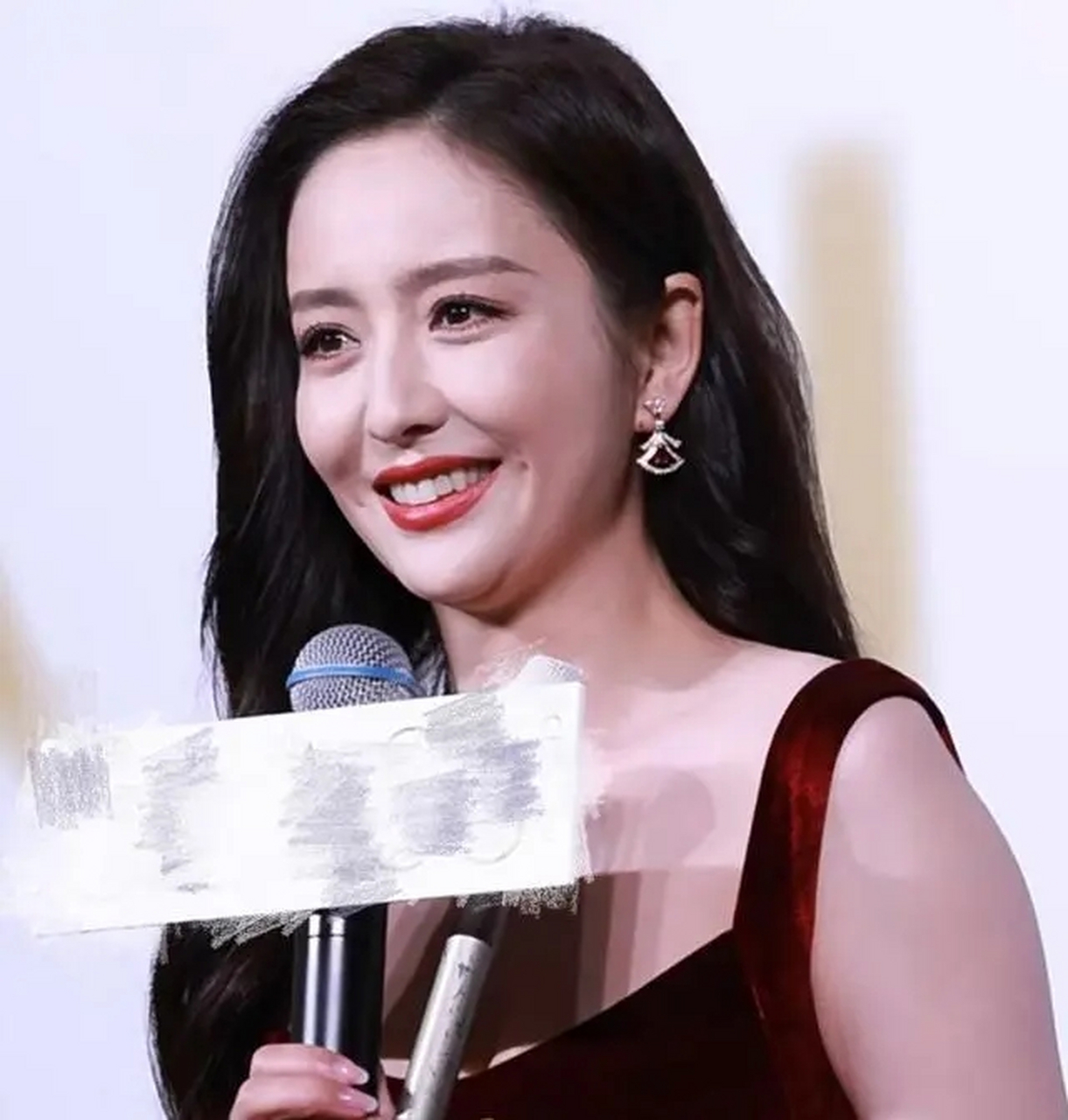 佟丽娅出席活动生图曝光,美貌依旧惊艳,身材微胖双下巴明显.