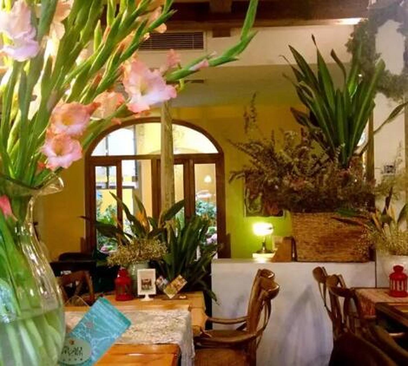 柳湖小筑  从西湖边的涌金桥往南走百米,有一条小路连接南山路和西湖