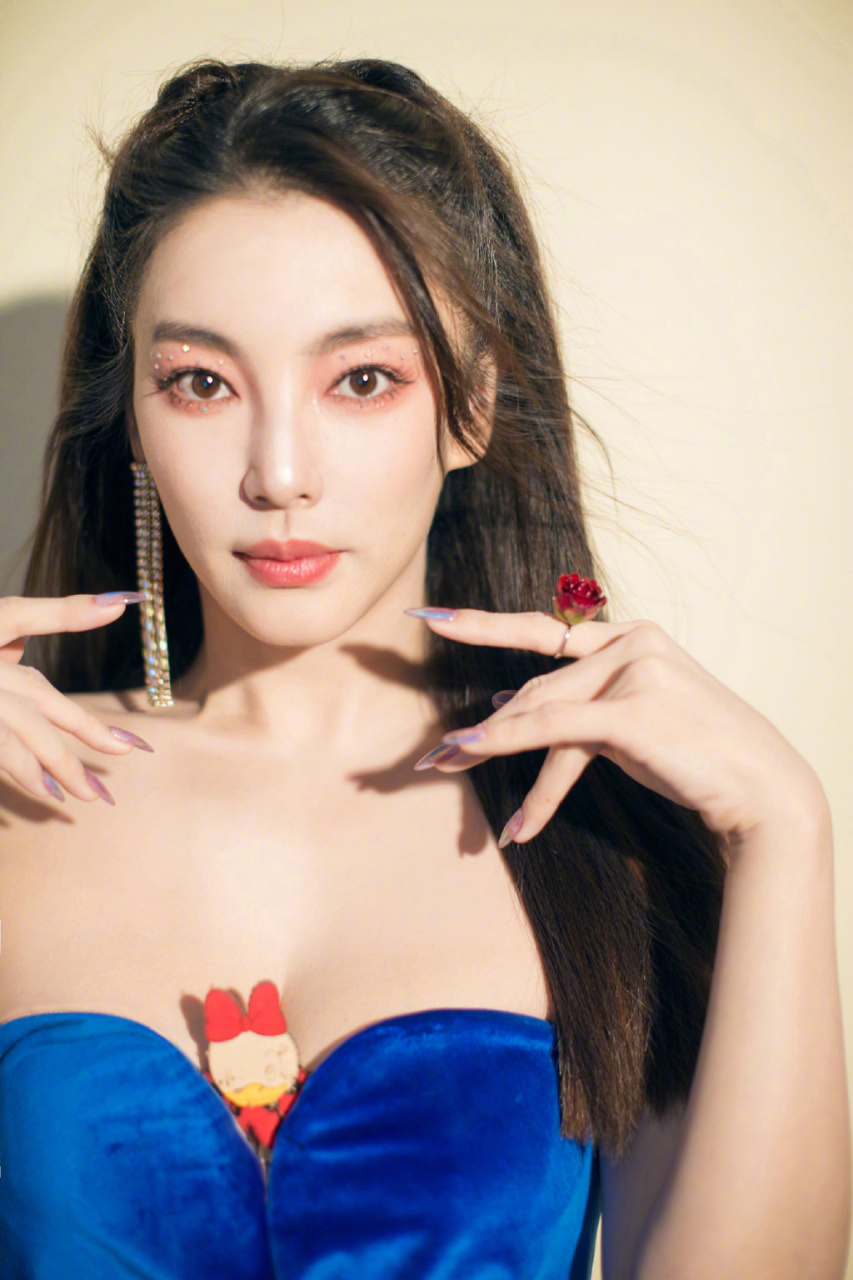 张雨绮"事业线"太诱人,穿蓝色丝绒小礼服大秀"有料"身材,胸前特意用