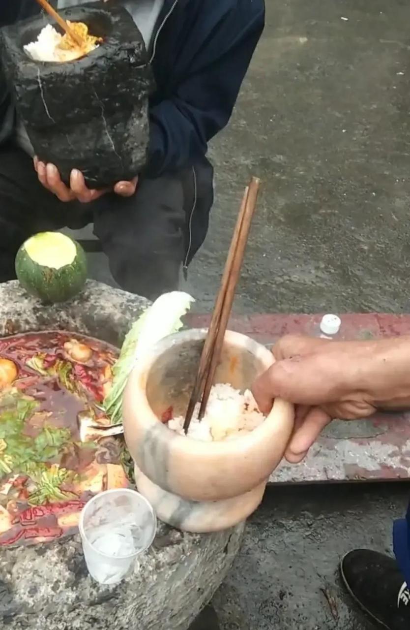 这锅居然能烧的开,这是凭实力吃饭 #趣图搞笑