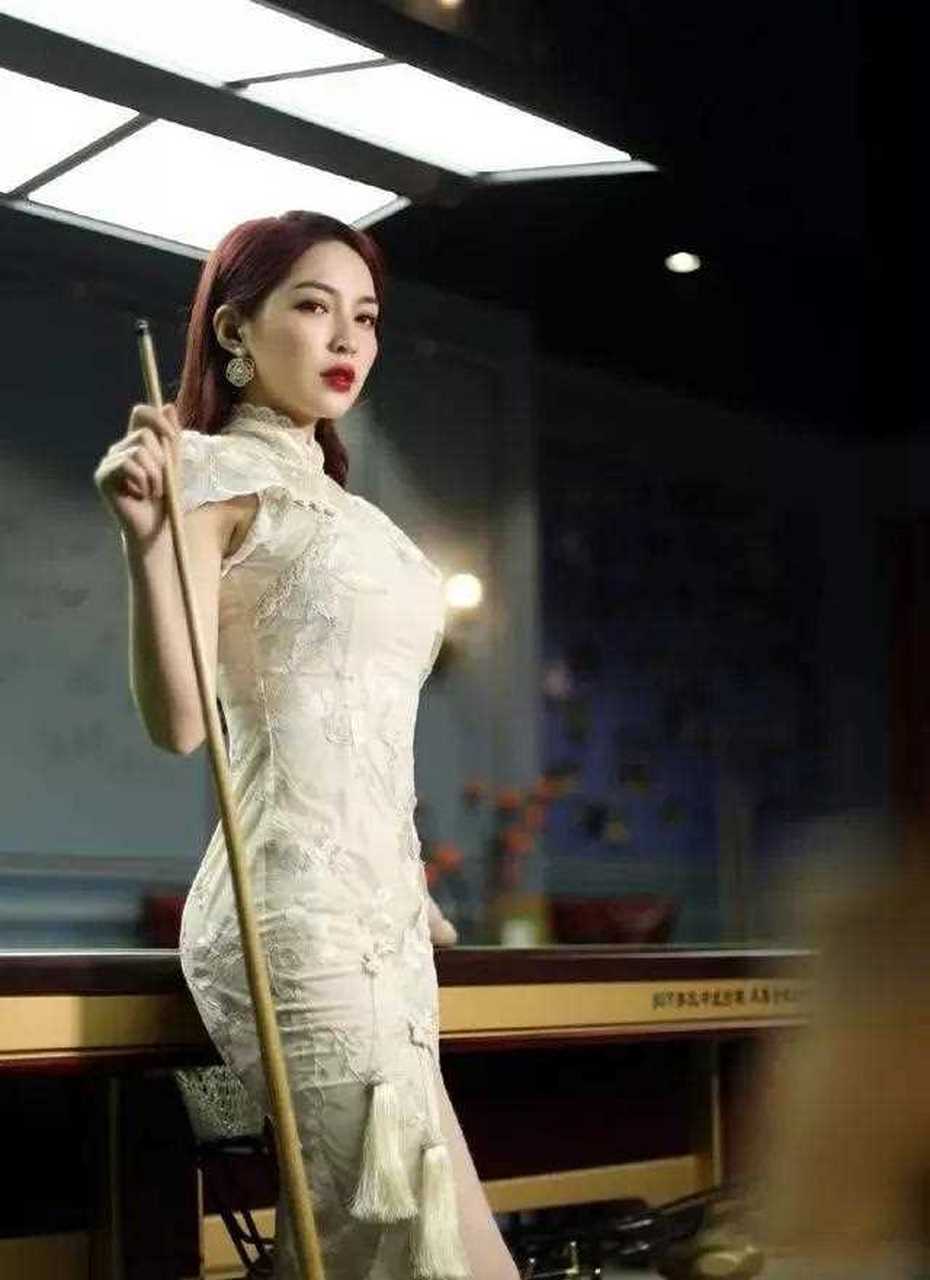 台球最美女裁判王钟瑶, 一袭国风旗袍亮相赛场.