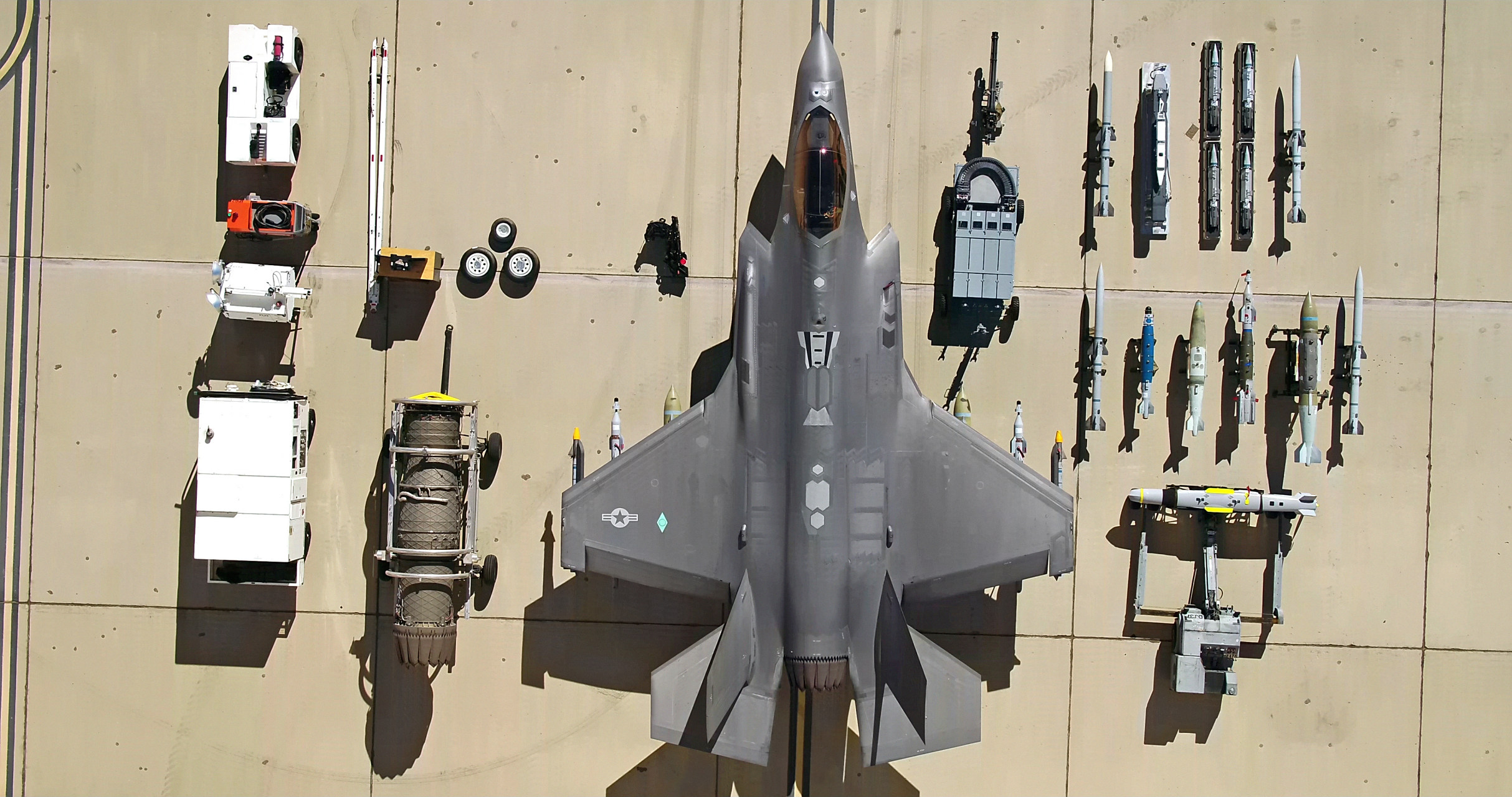 美国空军f-35a隐形战斗机机载武器展示,图片中可以看到f-35隐形斩斗