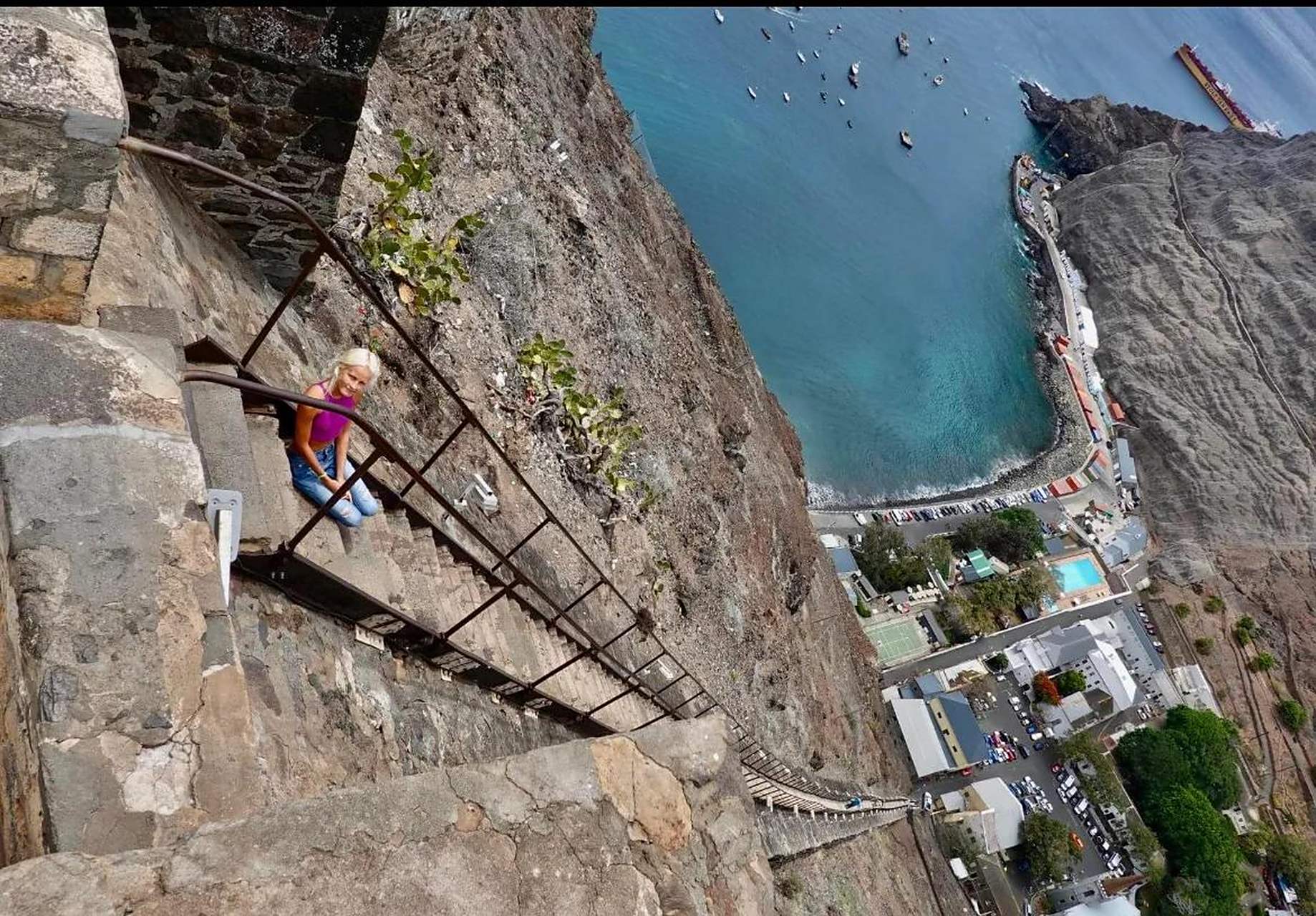 世界上最长的直梯之一,位于大西洋上的圣赫勒拿岛的雅各布阶梯,共699