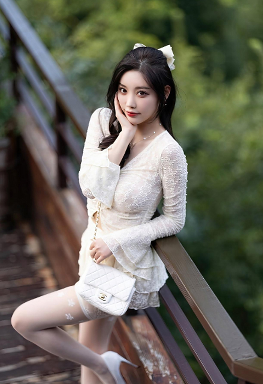 国模杨晨晨秘书照写真