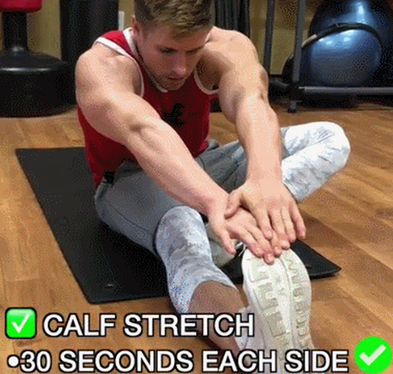 小腿拉伸每侧30秒,指尖勾住脚尖,慢慢后压直至小腿后侧有拉伸感.