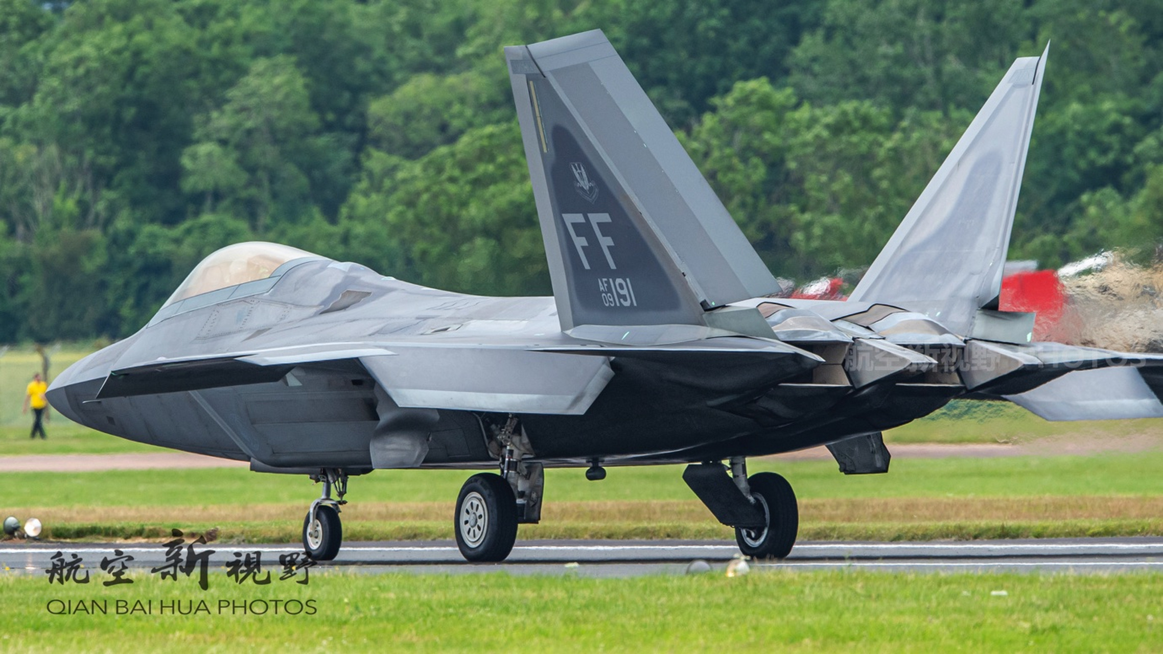 美国空军f-22隐形战斗机降落后 vs 中国空军歼-20隐形战斗机降落后