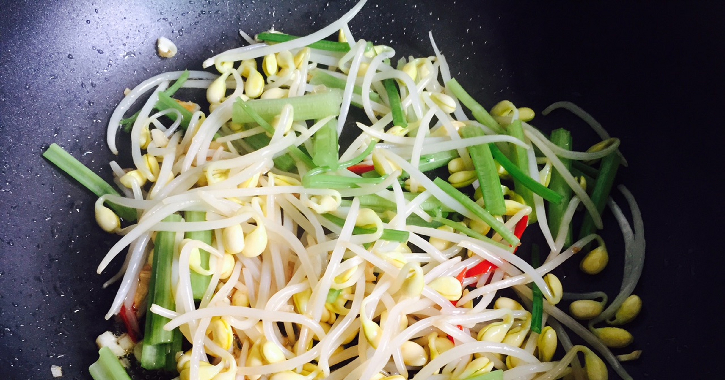 芹菜中含有的营养成分特别多,它可以清热生津,清热解毒,尤其是干燥的