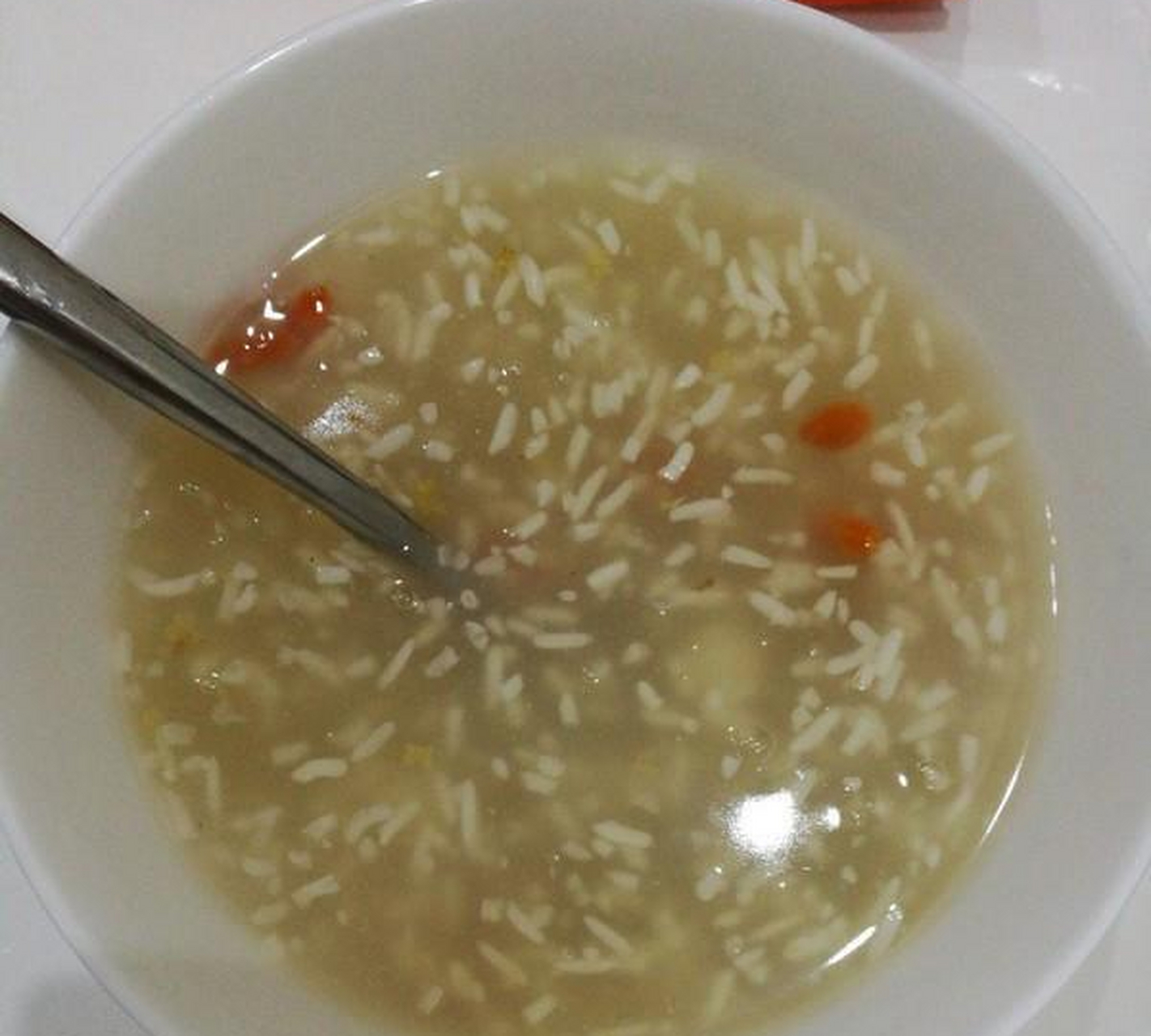 常常还会放上一个鸡蛋,将鸡蛋在碗里打散,倒入烧开的热乎乎 的糊汤里