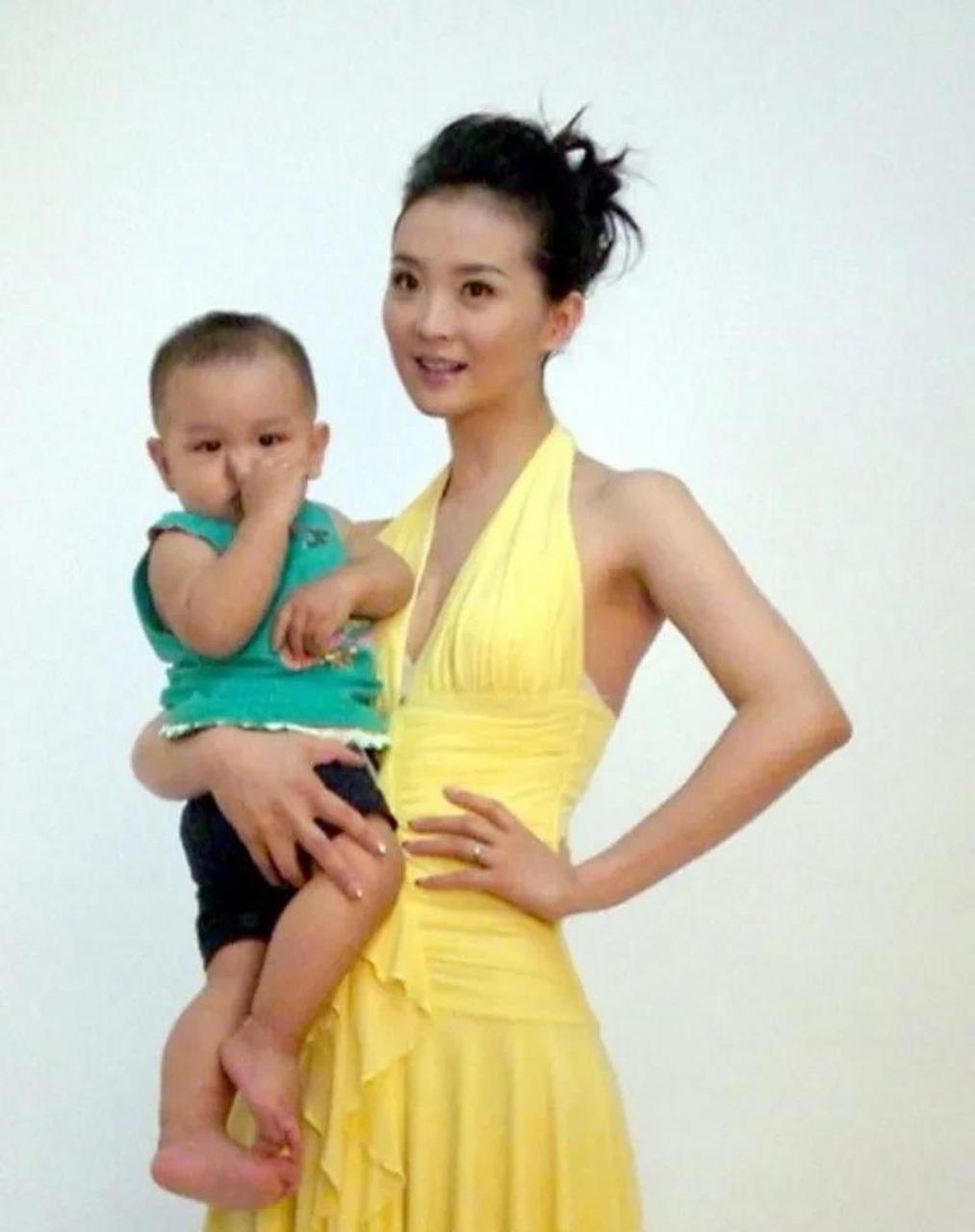 被惊到了,晴格格王艳的儿子球球长大了,今天还抱了一束鲜花送给妈妈