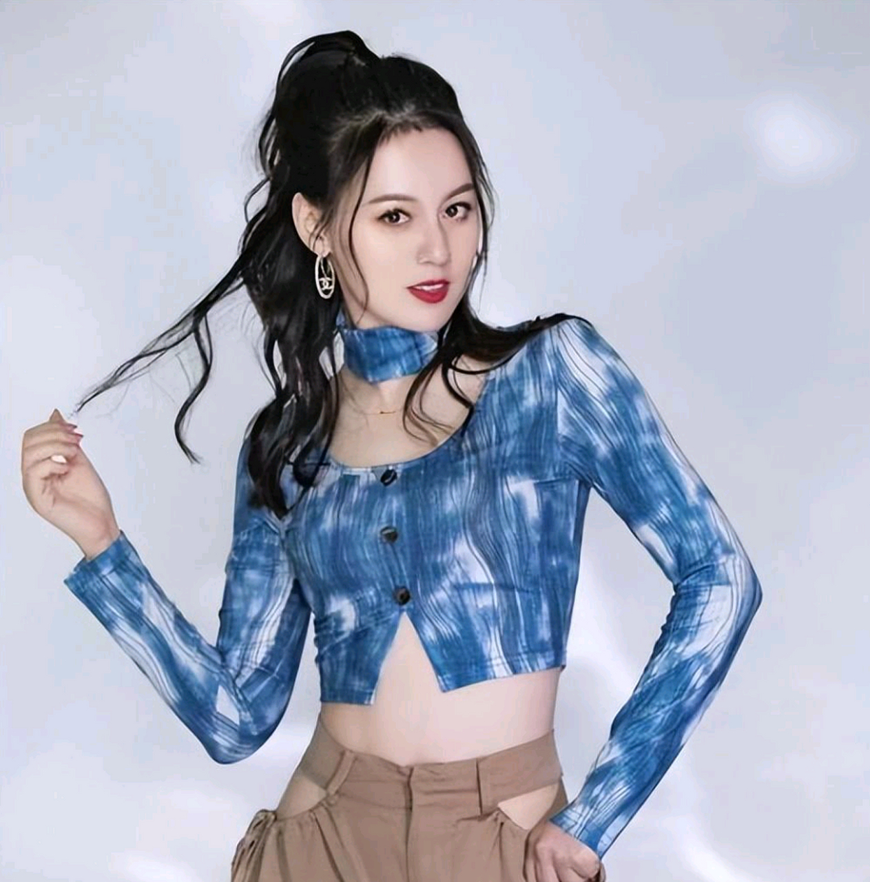 唐艺是一位来自湖南的歌手,她曾参加过《超级女声》等选秀节目,但并未