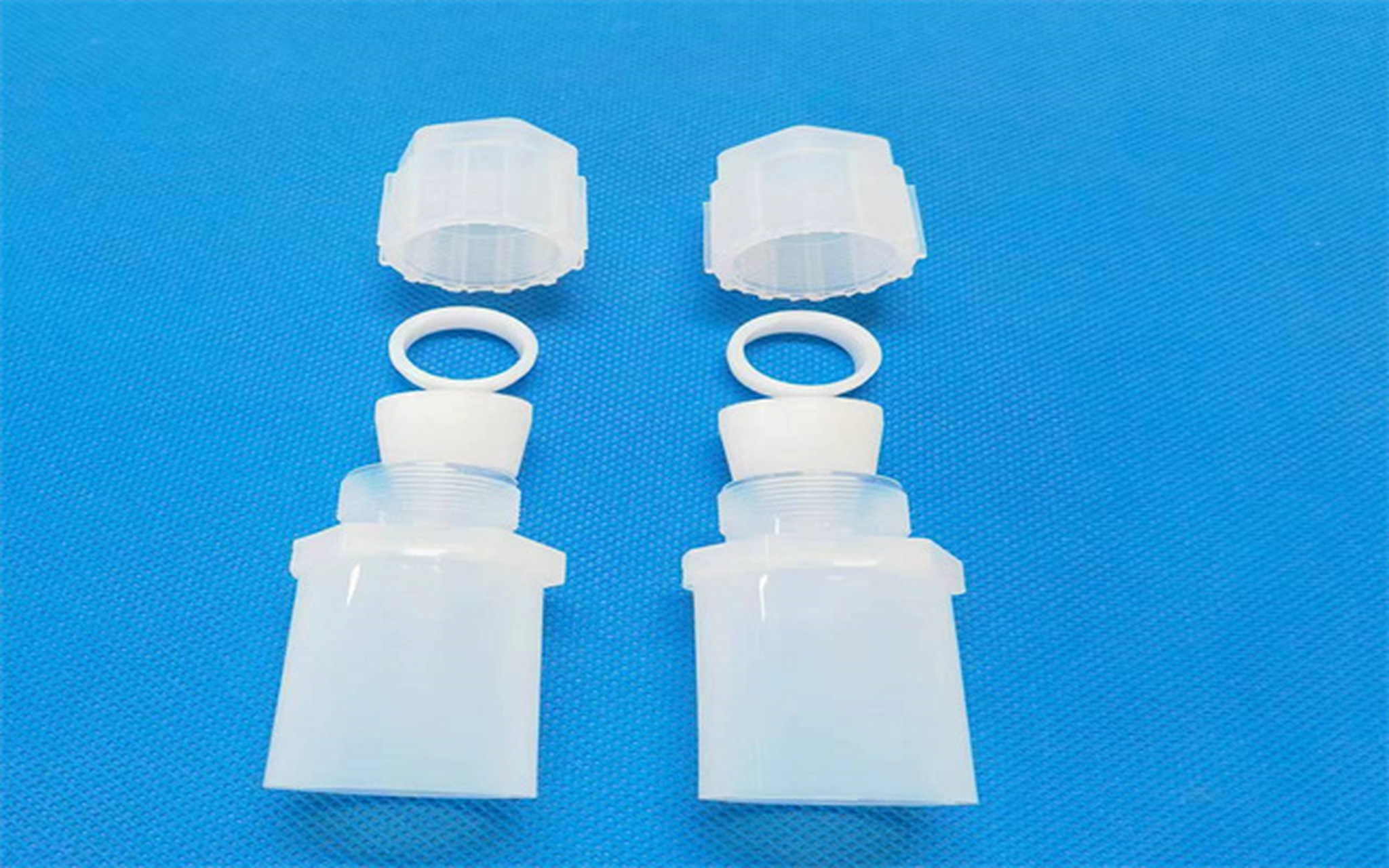 pfa扩口式直通卡套接头是一种用于连接pfa(可以抗高温,耐酸碱腐蚀)