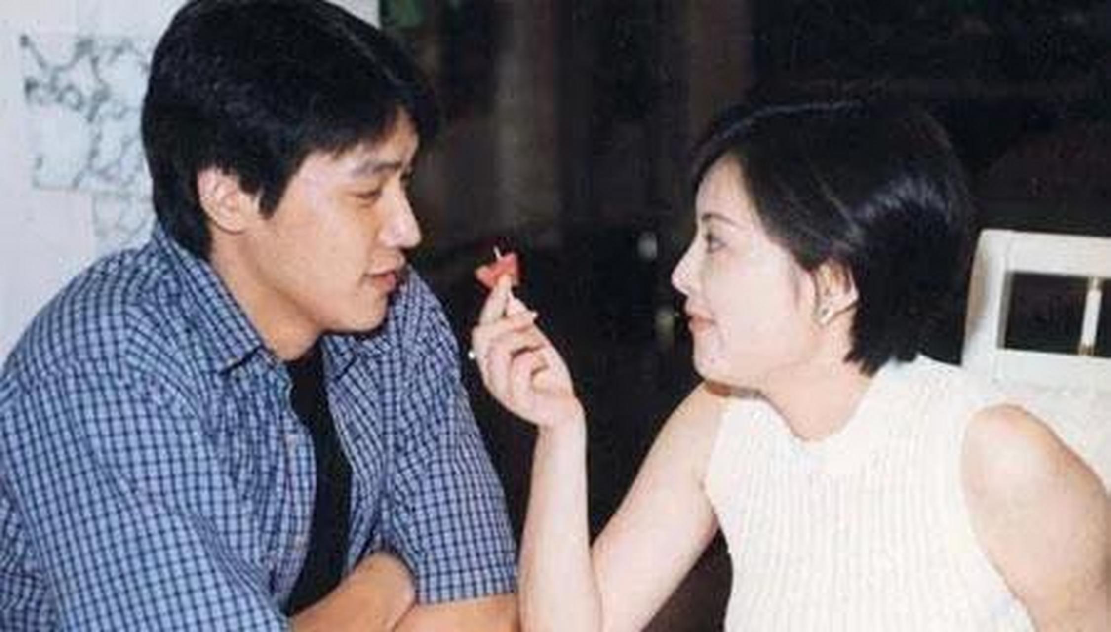 1998年,赵宝刚筹拍《永不瞑目》,男主原定的是陈坤,但看到陆毅的海报