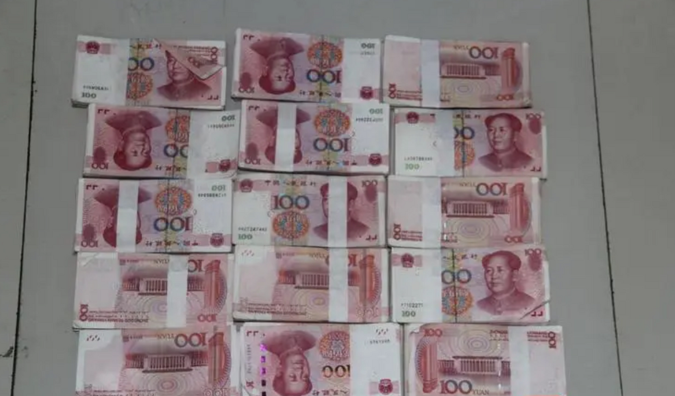 老人墓中藏13万现金 全部霉变# 农村老人有钱不存银行,但又担心自己