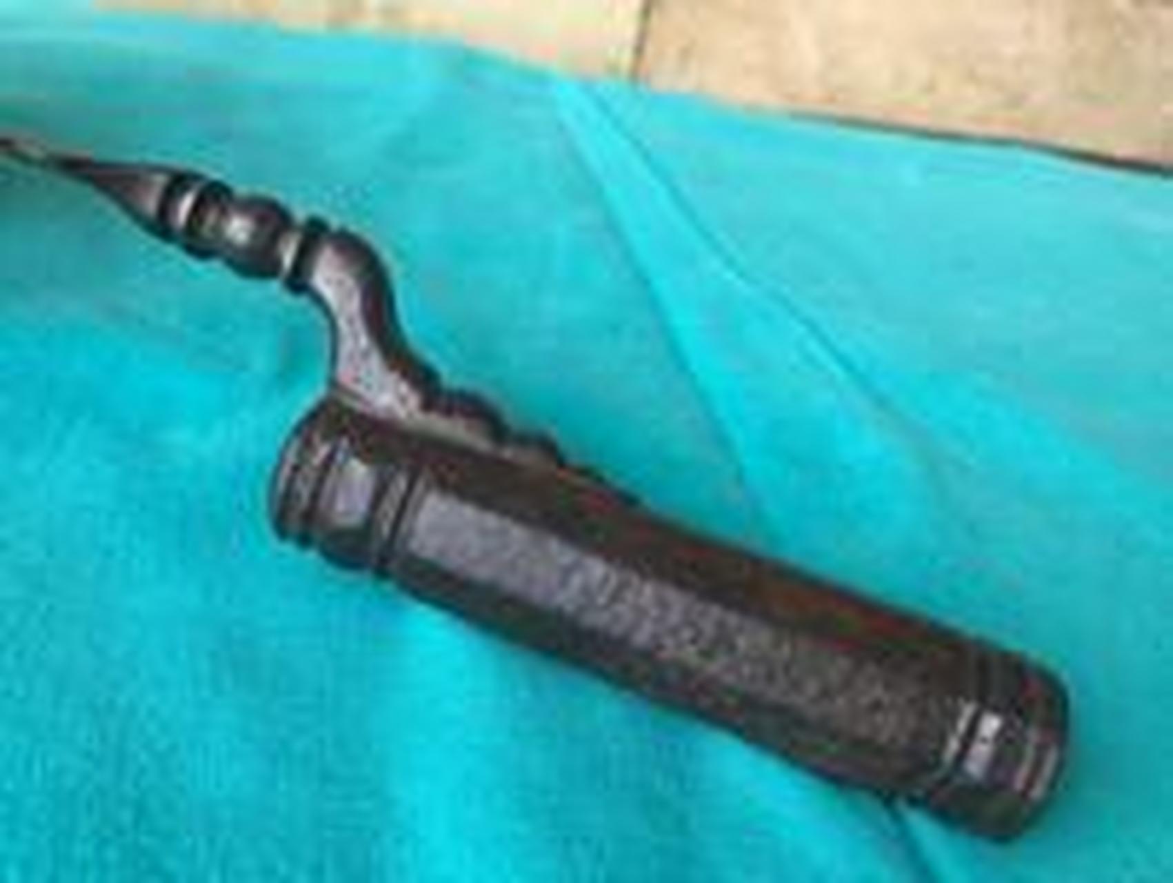 这是一把制作于1700年左右的狩猎刺刀,来自意大利南部,全长39厘米