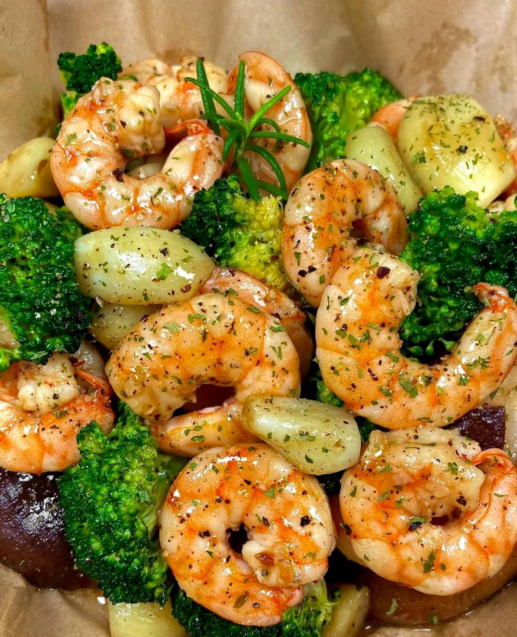 这个虾仁西兰花香菇拼盘真是太好吃了,喜欢吃虾的朋友们一定要尝试一