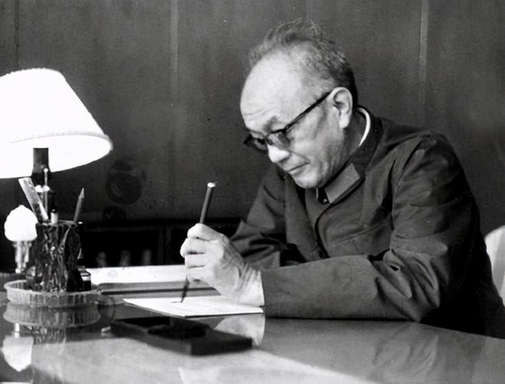 "文革"期间,军中四将无人敢触,连伟人亦叹:动其一人,全军动摇