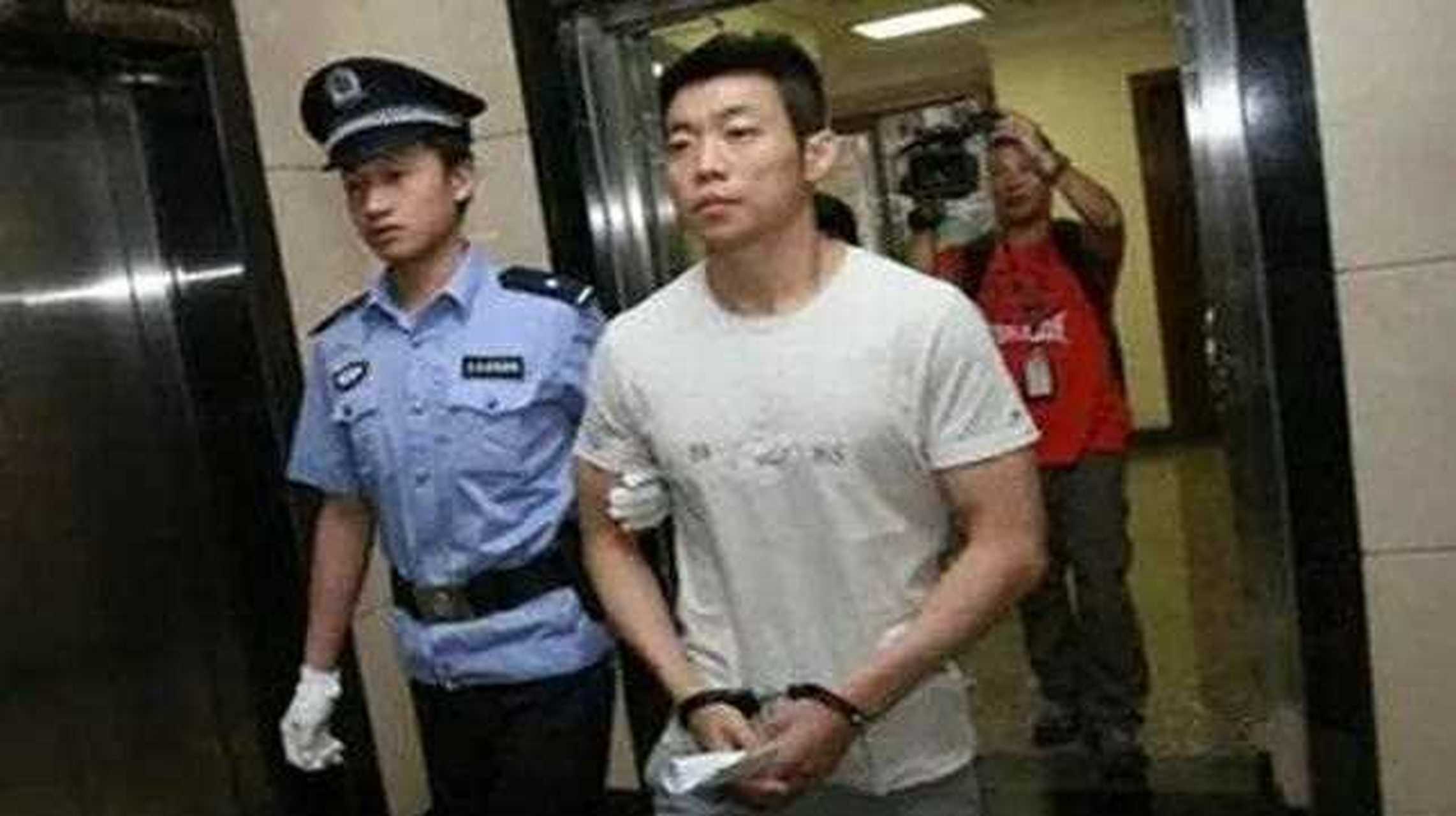 新婚没多久,白静就死在了老公周成海的刀下,这里不