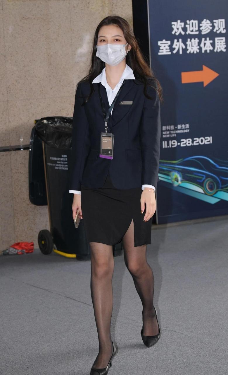 逛车展 奔驰小姐姐的职业装很赞 #街拍美女