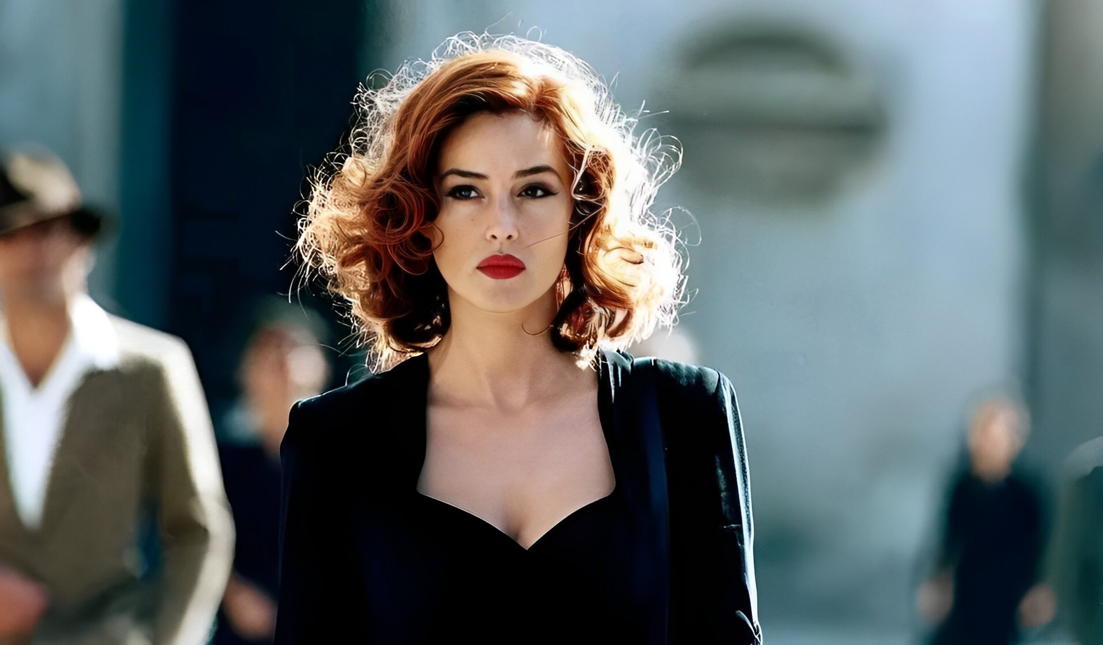 她是意大利性感女神莫妮卡·贝鲁奇,兼具东方人的柔美