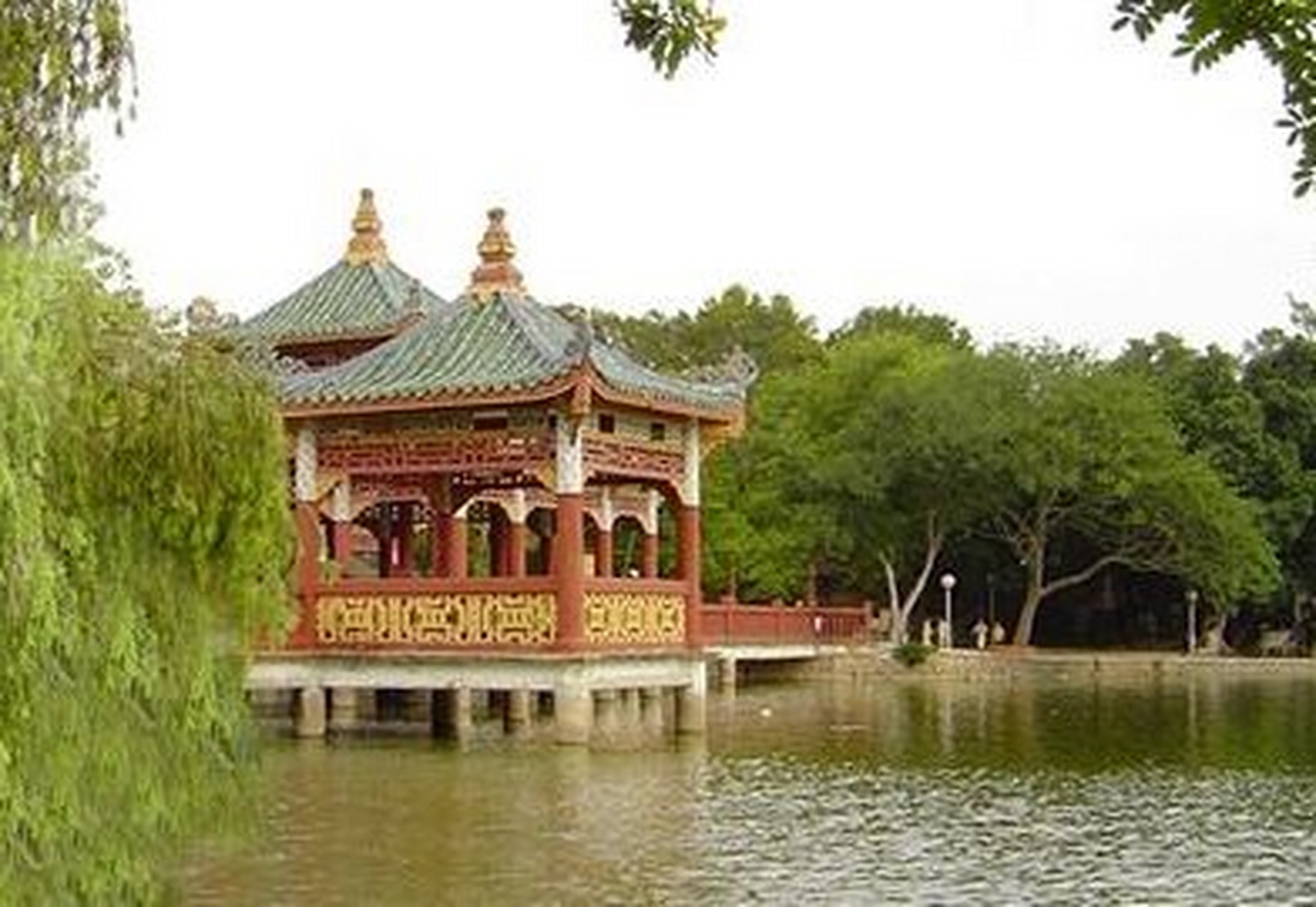 沈阳中山公园里有一座蜂腰桥,一座藕香榭.