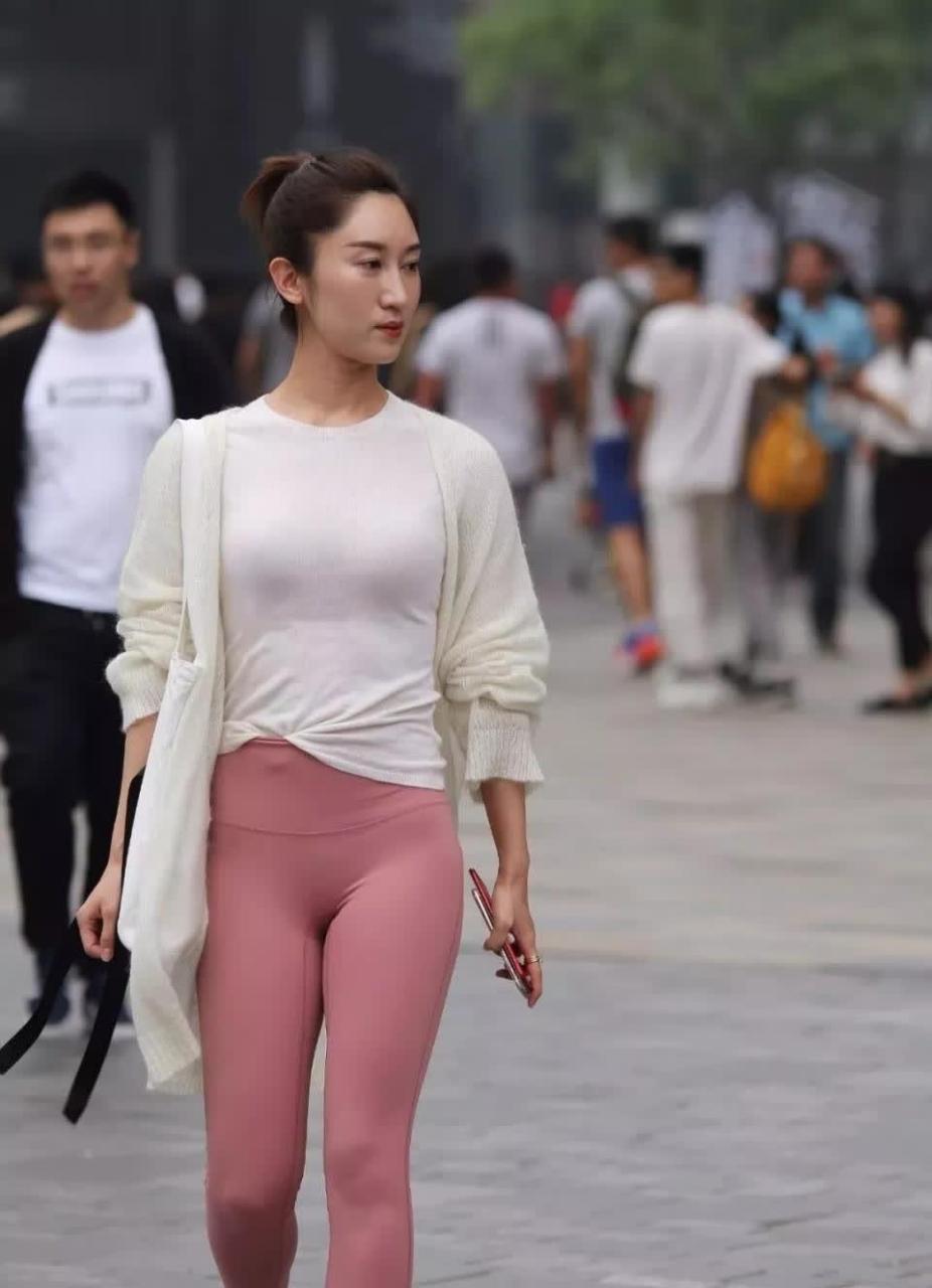 街拍:宝妈少妇身穿粉色瑜伽裤,身材保养的不错,看不出岁的痕迹