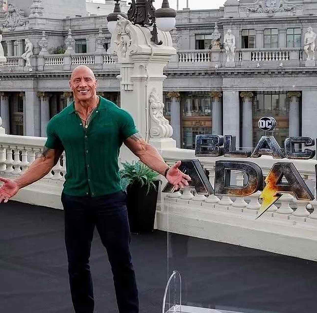 巨石强森大秀肌肉太惹眼!