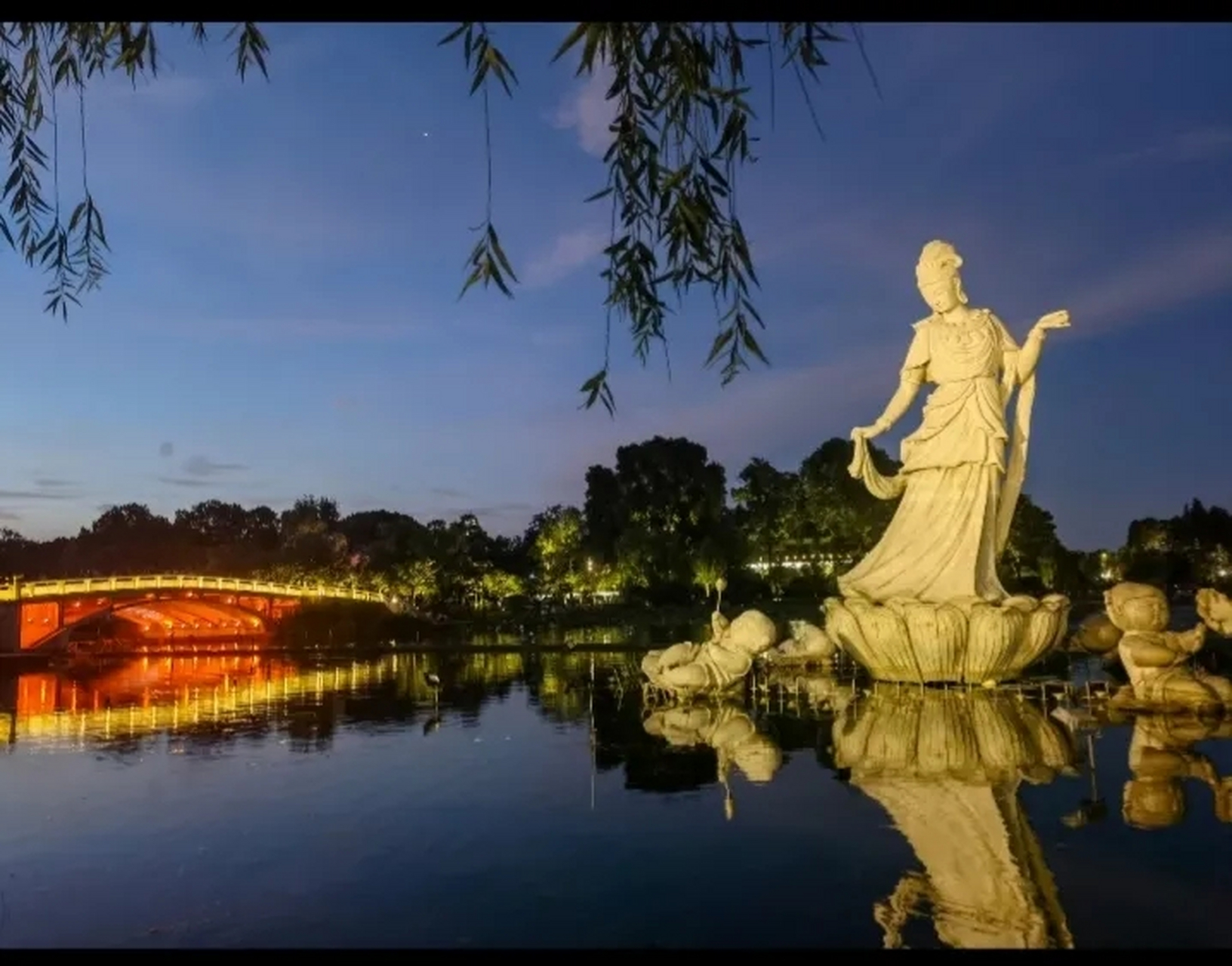 不过好怀念啊,2013年第一次去南京玄武湖对这尊仙子雕像印象深刻.