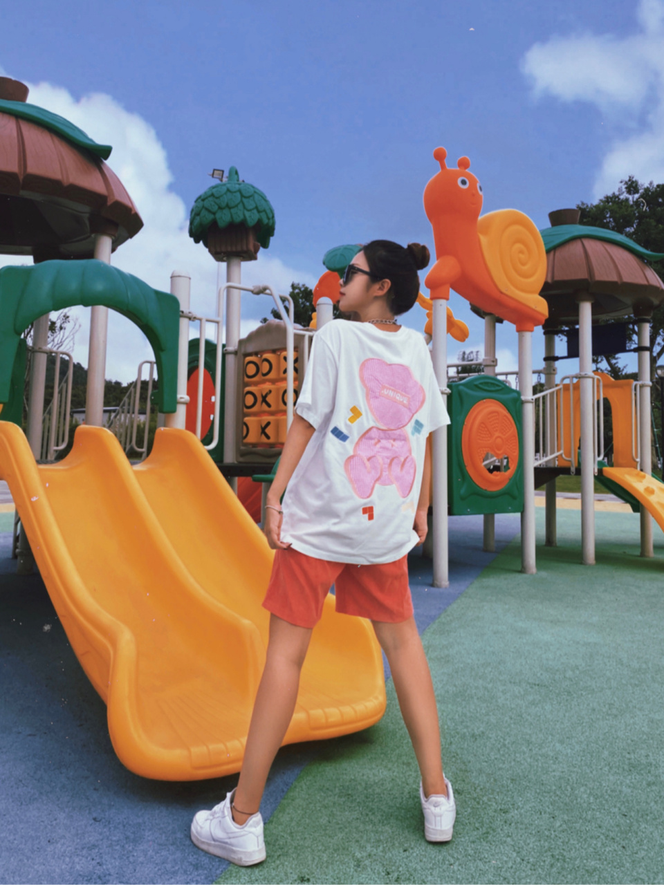 仰拍这个角度绝了 儿童乐园游乐场拍照姿势 辣妹照也可以在小区楼下的