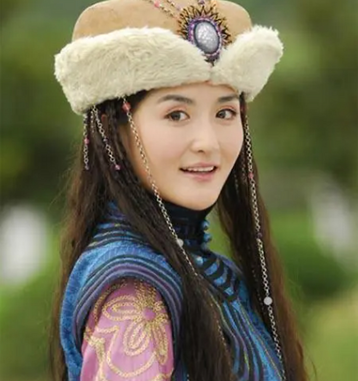 金庸先生在《射雕英雄传》中对华筝公主的容貌描写是剑眉大眼,满脸