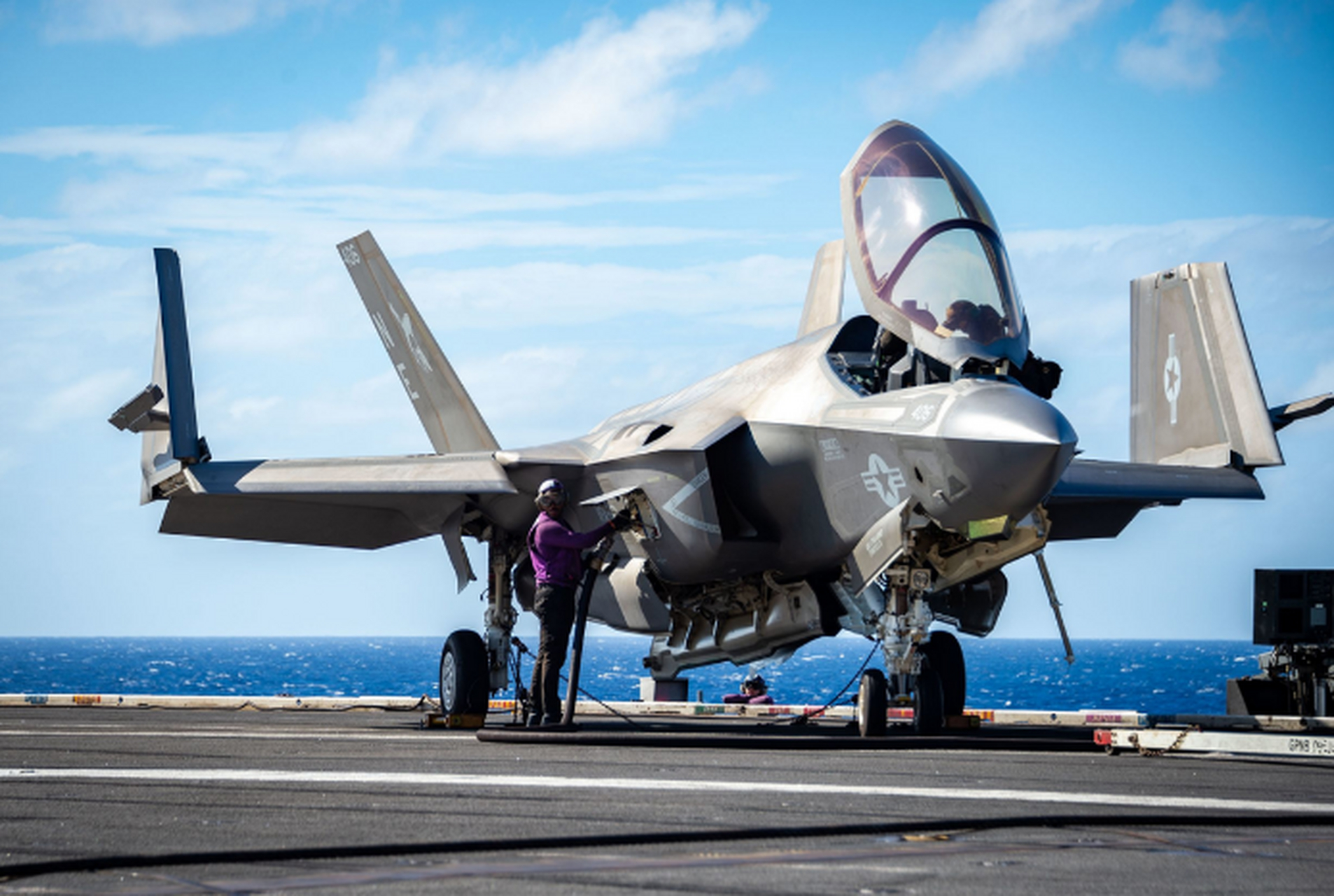 距离央视媒体在海军节相关专题报道上正式曝光弹射型歼-15b舰载战斗机