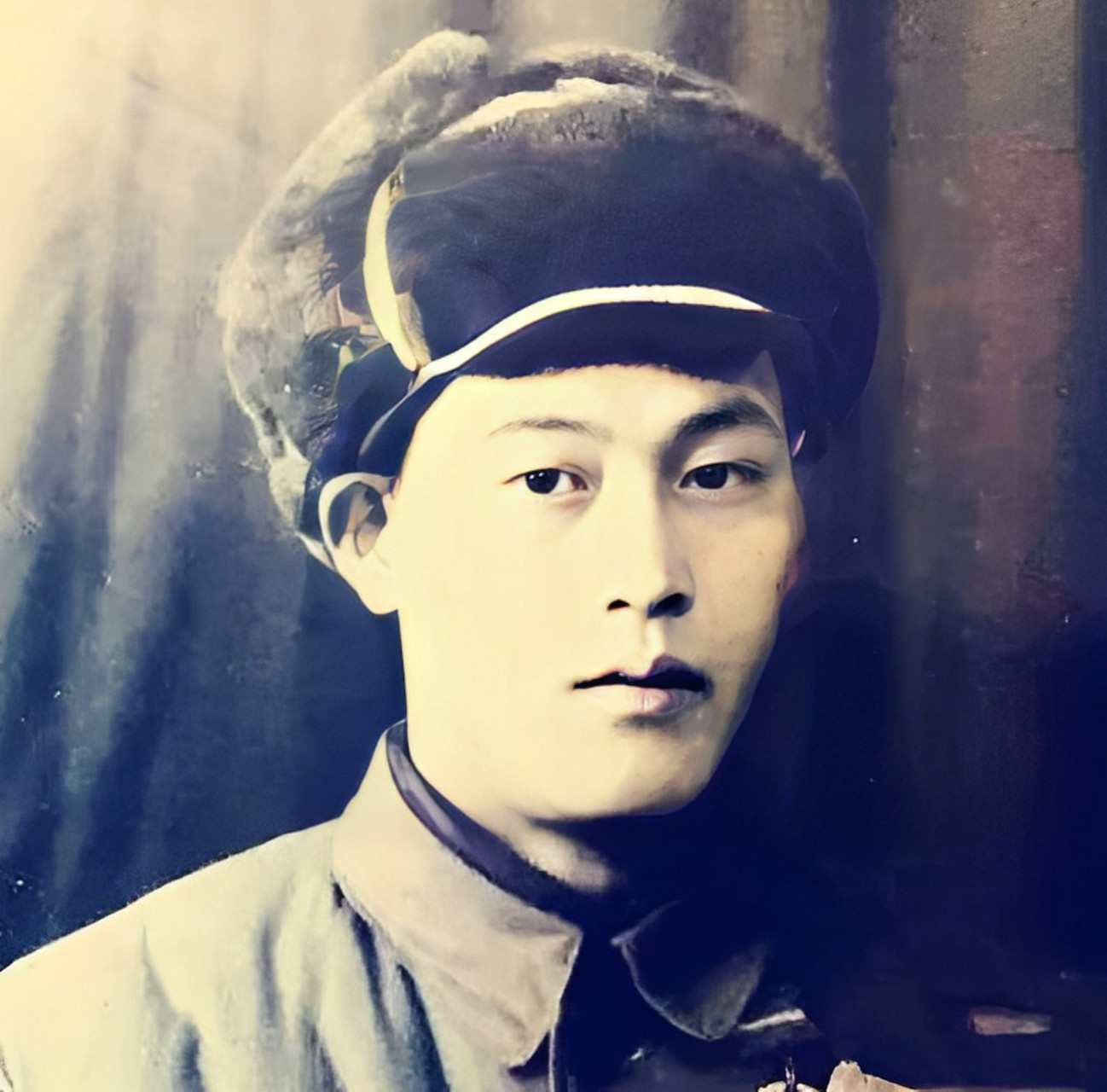 "1952年,志愿军士兵张文荣在跳伞前大喊大叫,向飞机扔了一枚手榴弹.