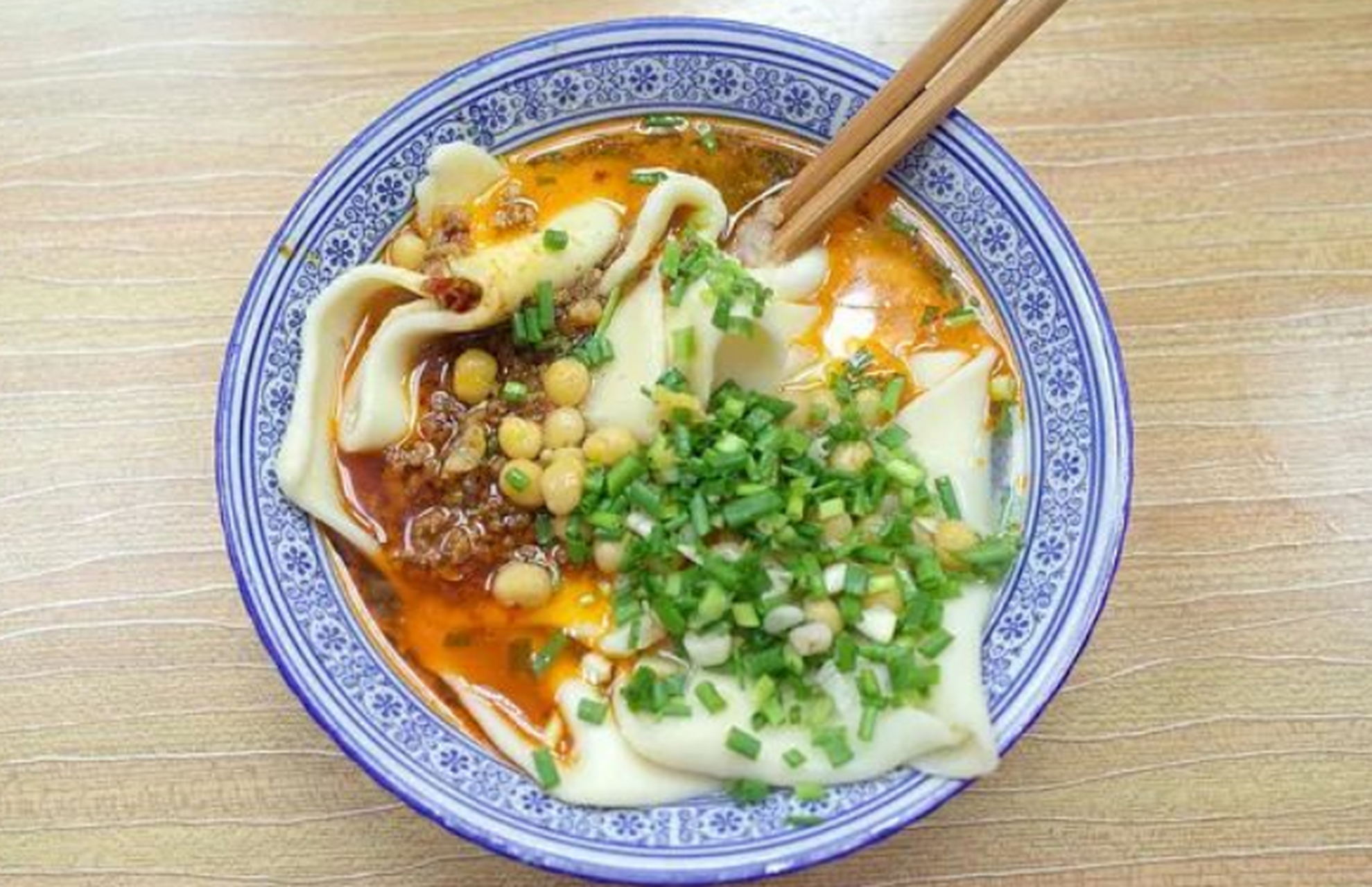 重逢巴蜀# 四川铺盖面是四川地区的一道传统小吃,以其宽大的面皮