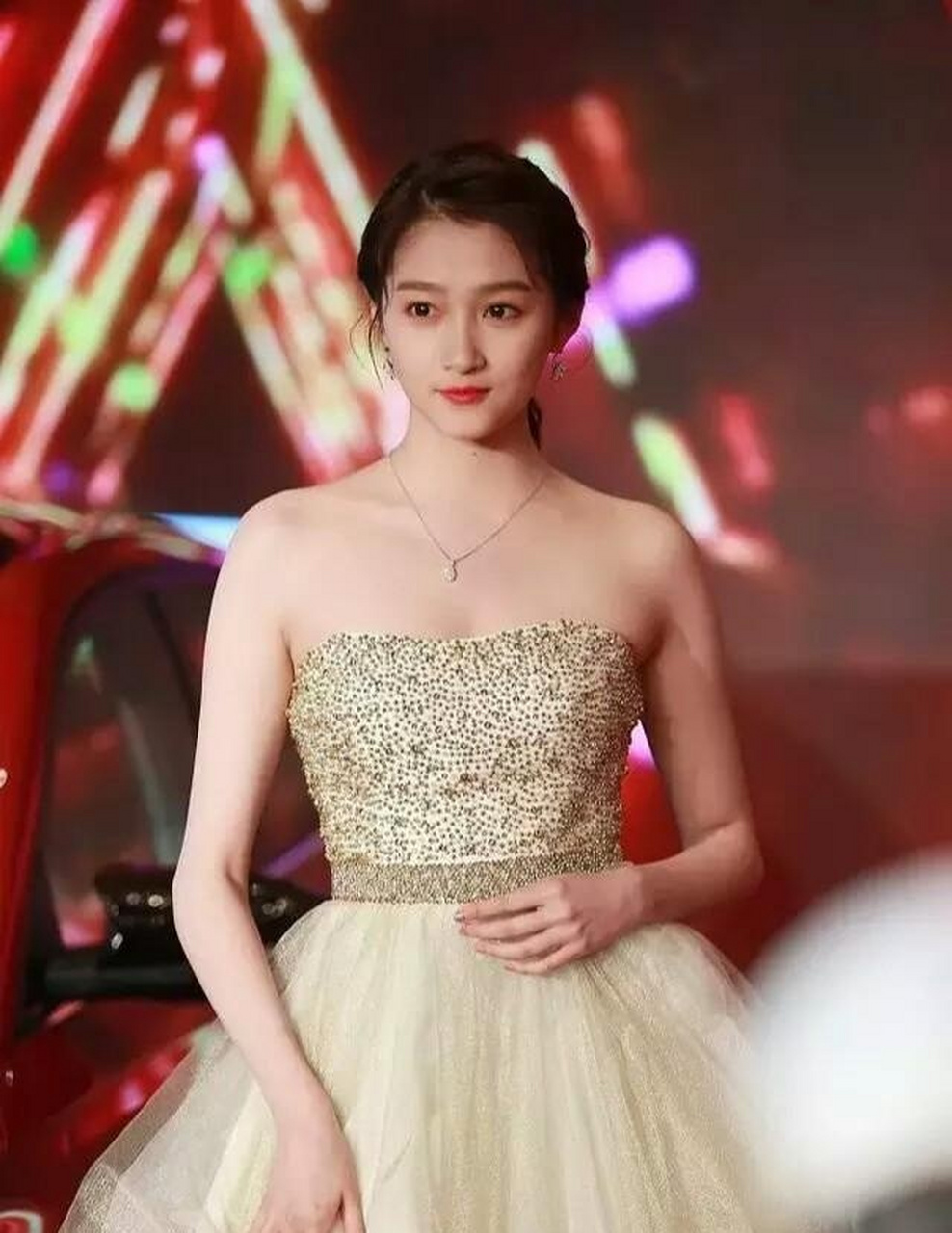 关晓彤的室友之一任雨萌是一个回族小姑娘,有着一双水灵灵的大眼睛,笑