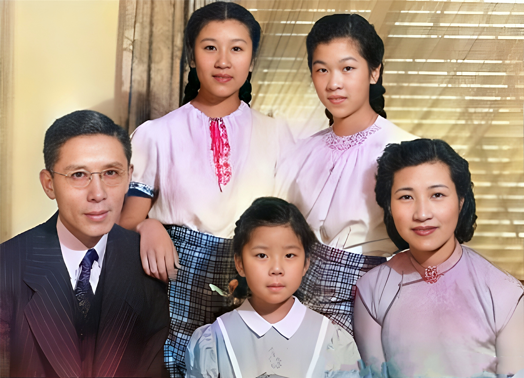 1941年,昆明,前北大校长,著名力学家周培源与夫人王蒂澂及两个女儿