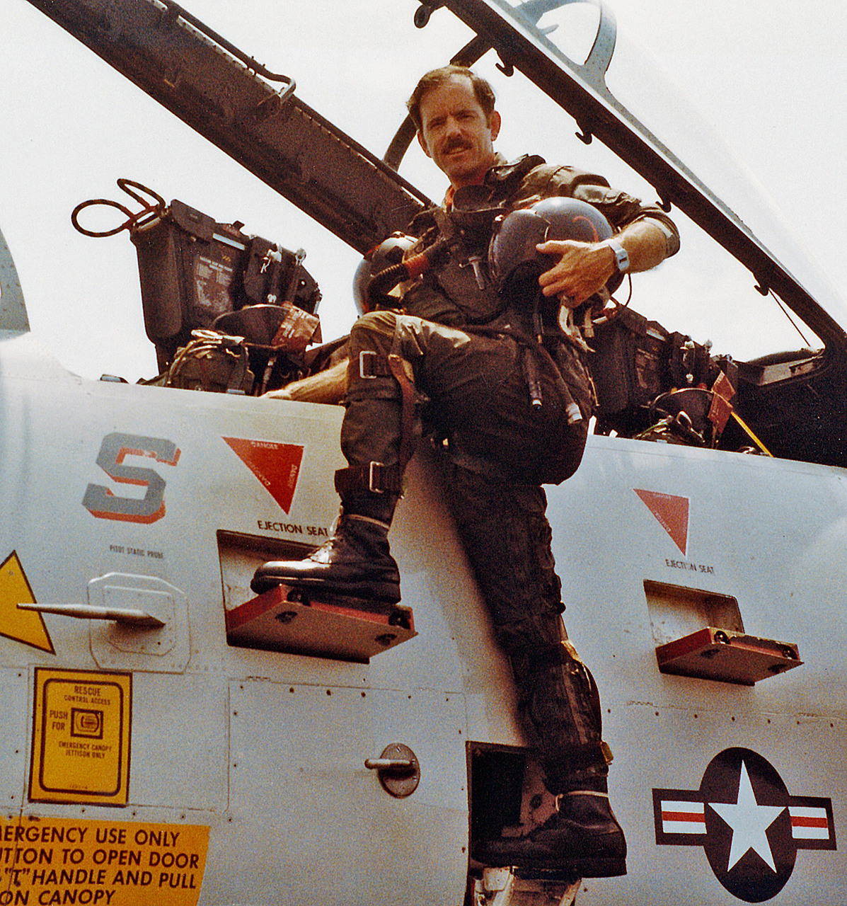 驾驶过 f-4 和 f-14 的美国海军飞行员戴夫·巴拉内克接受采访时表示