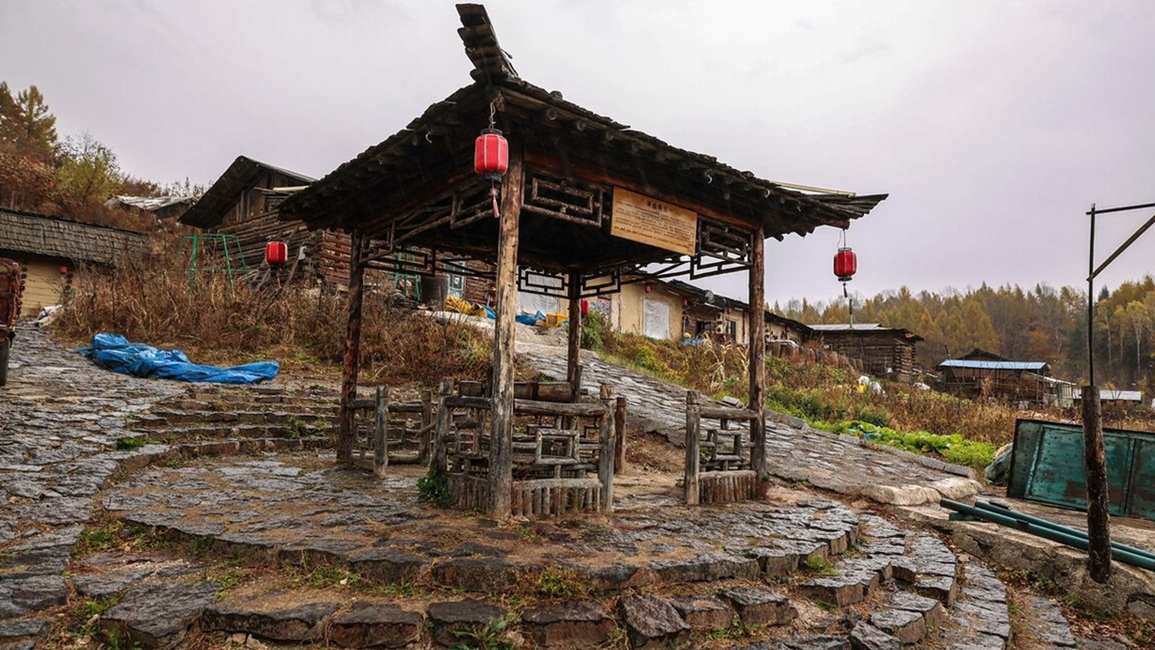 秋季的吉林长白山,锦江木屋村依偎在五彩缤纷的山峦间,被姹紫嫣红的