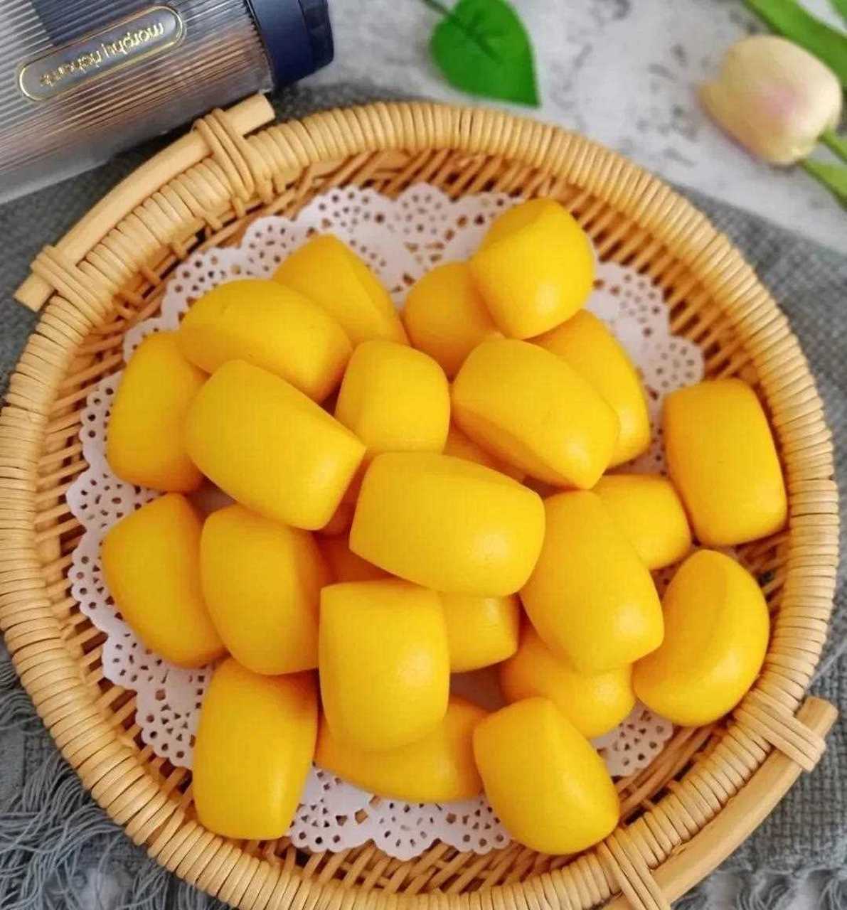 给挑食的宝宝准备的"胡萝卜小馒头" 胡萝ト有丰富的营养物质,助于保护