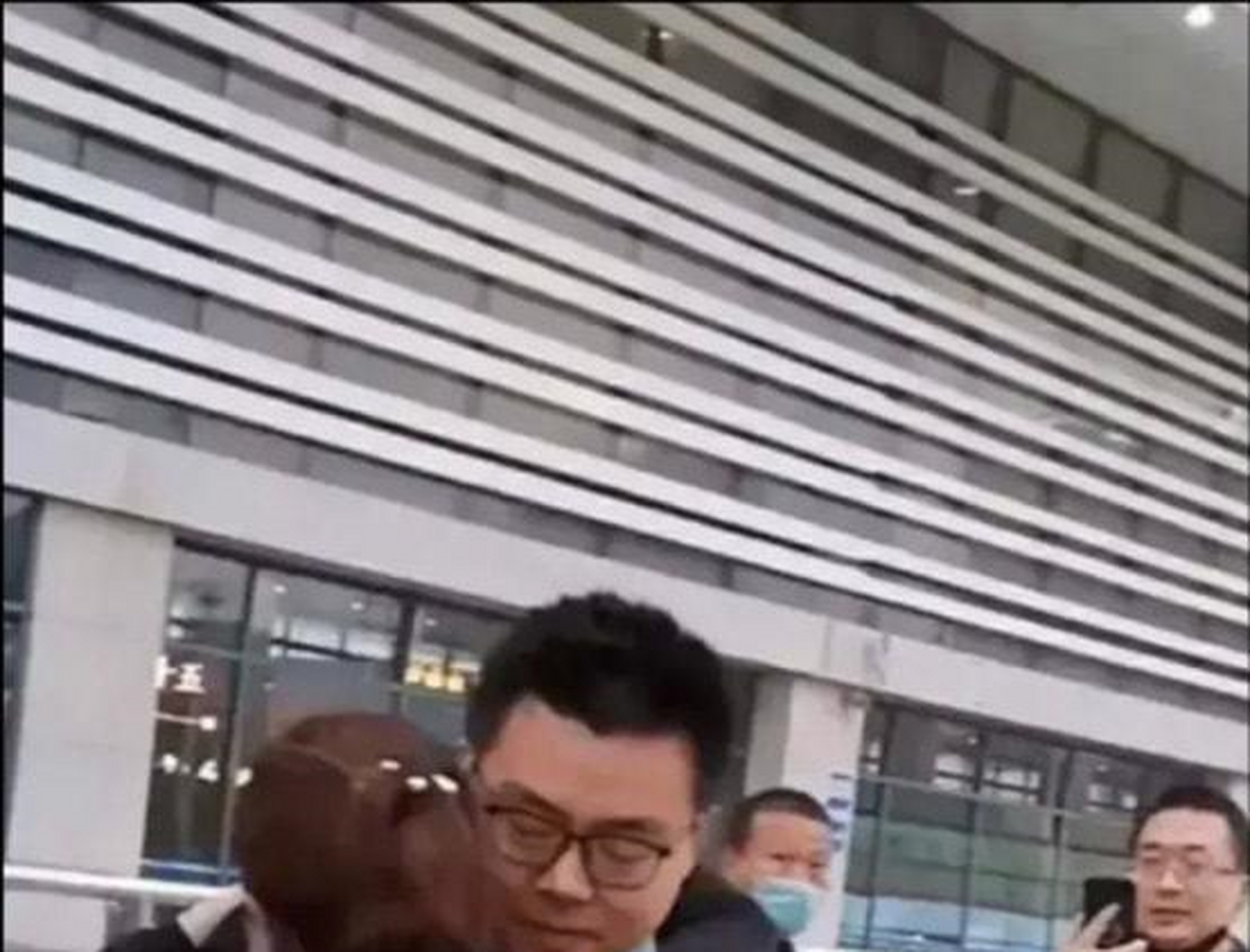 郭威第一次拥抱许妈,威威拥抱着伤心的妈妈,也是第一次和爸爸妈妈还有