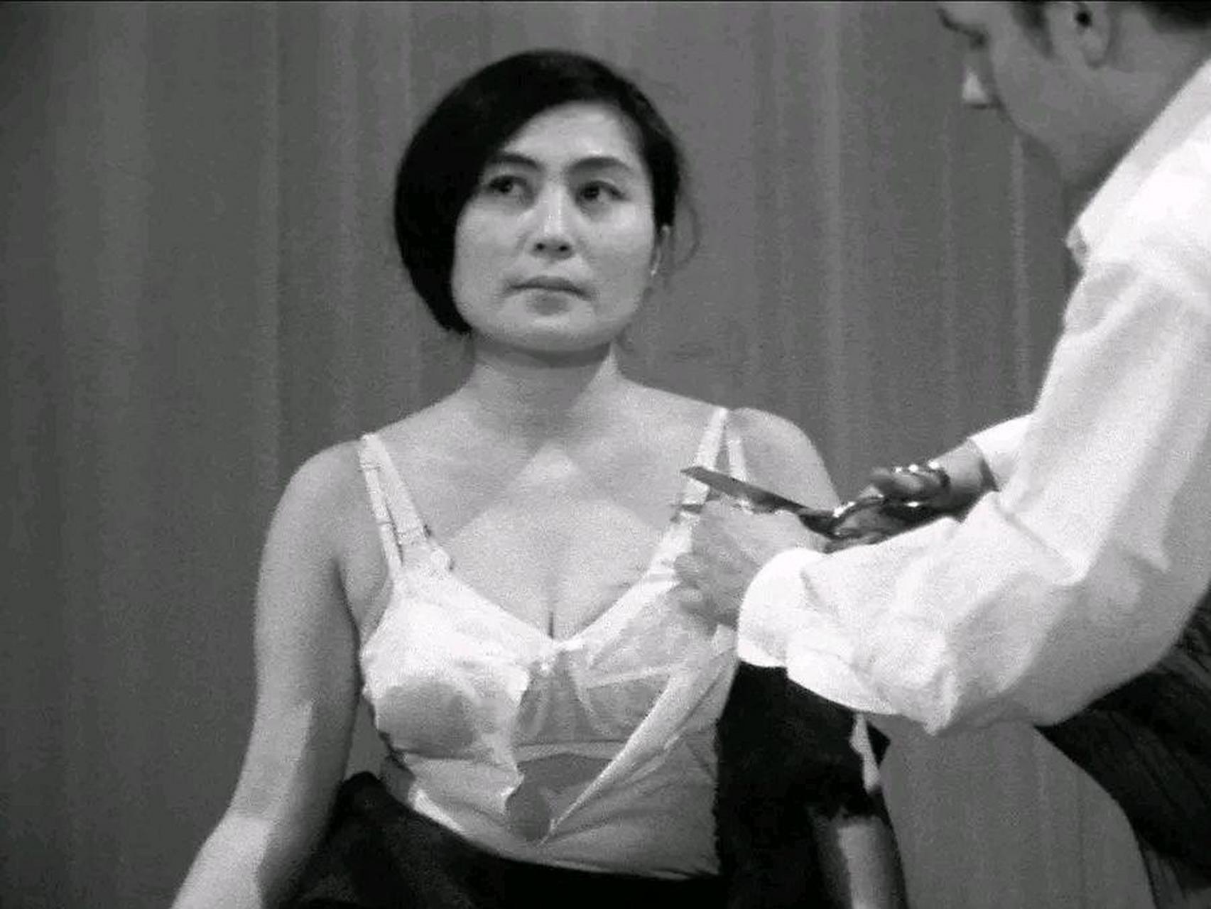 1964年,日本东京,照片中,一个名叫小野洋子的年轻女子正在专心致志地