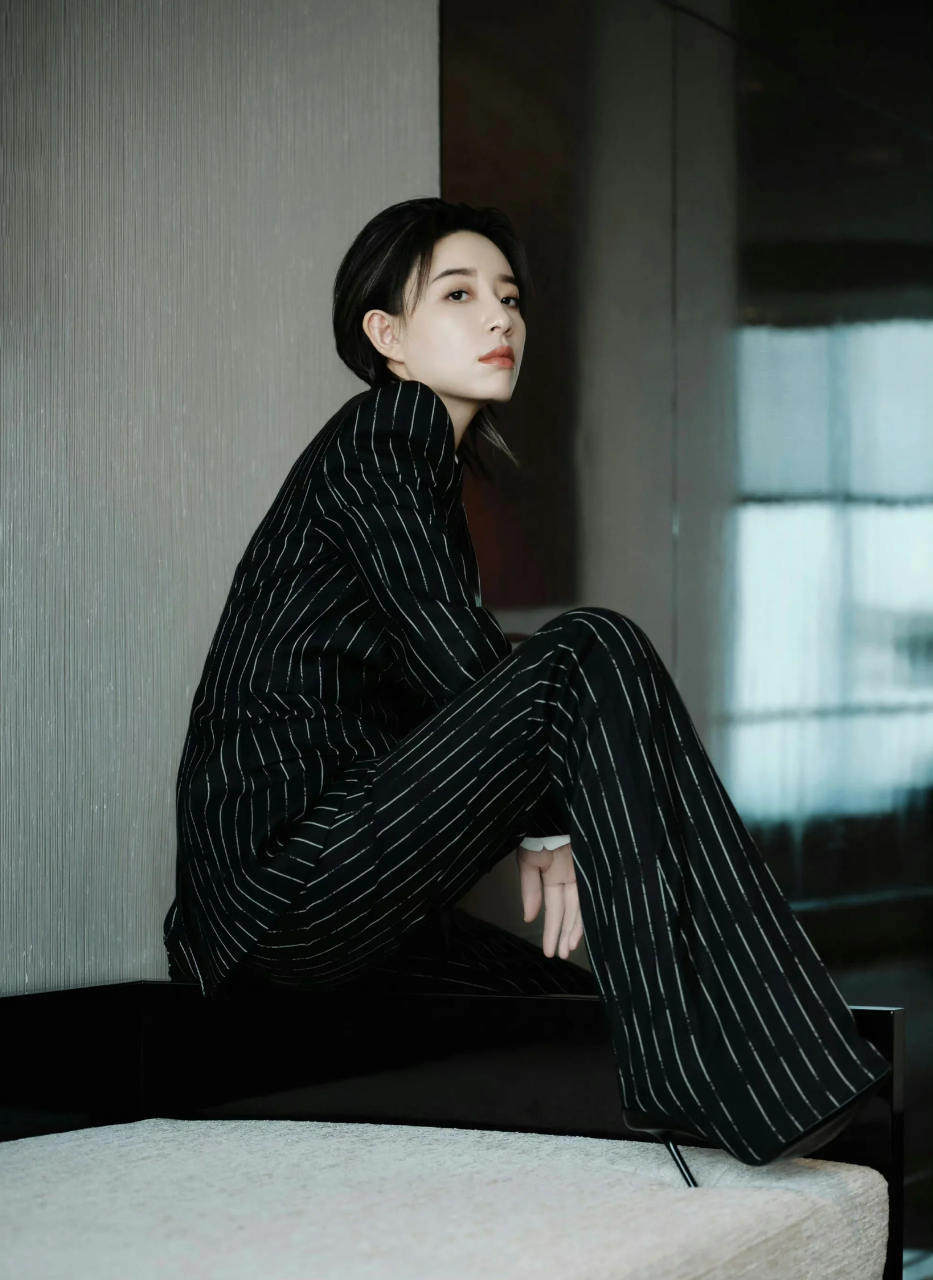 2023秋冬女装系列,李斯丹妮身着的笔触线条纹双排扣西服外套套装