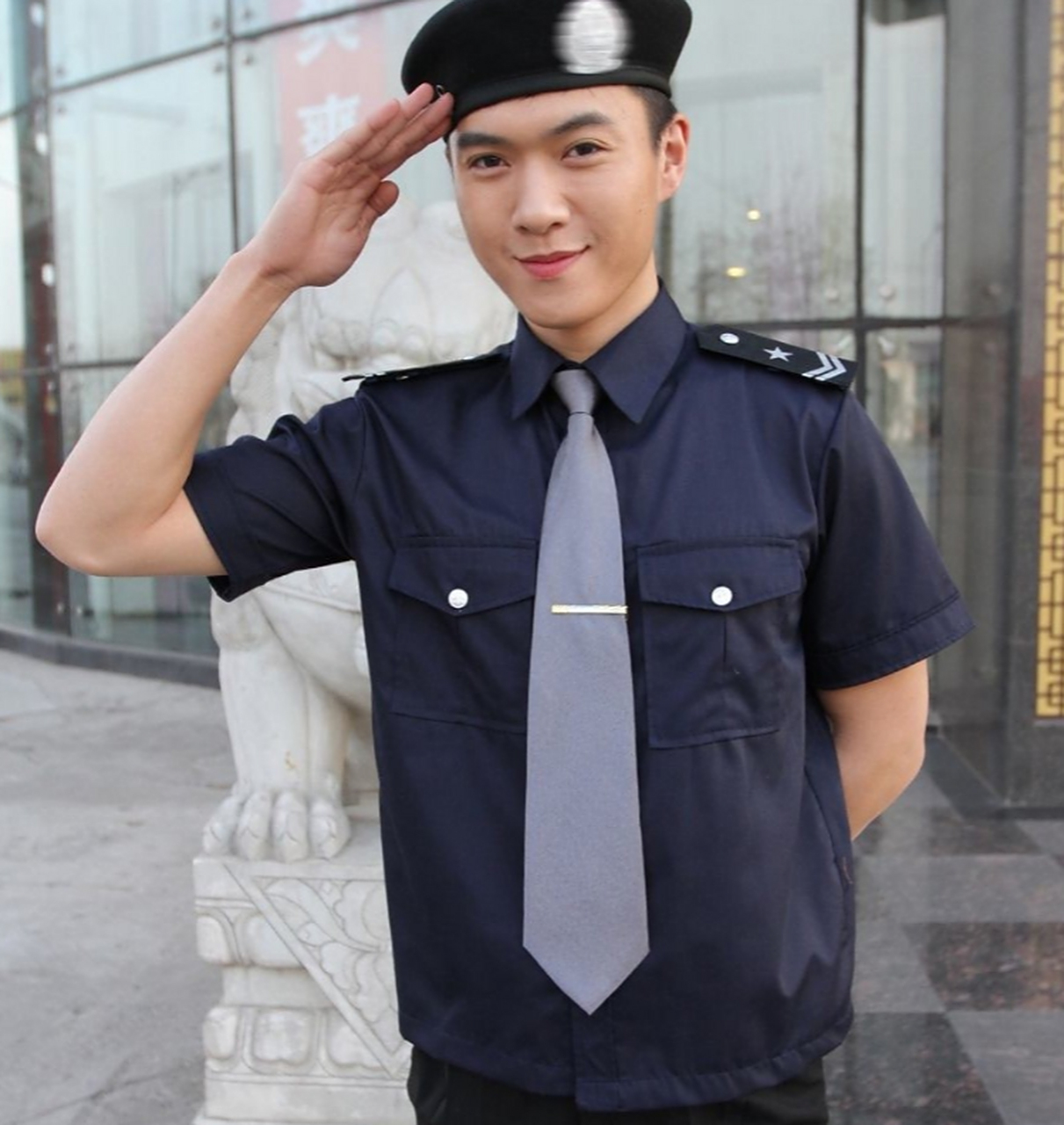 公司最近来了一保安,月薪2600,把王总监车玻璃砸了赔了3000,把王总监